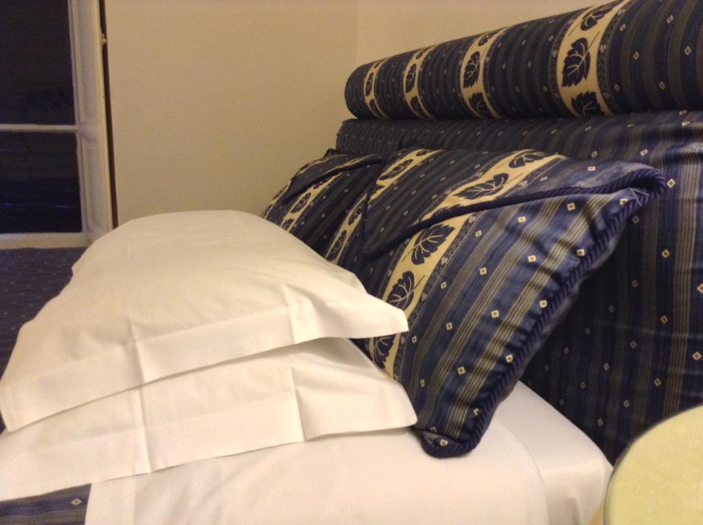 Double Room with Shared Bathroom,944163718:JPEG