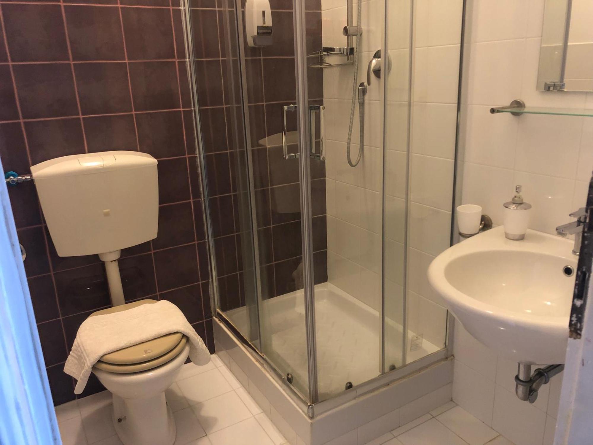 Double Room Private External Bathroom,1592901393:JPEG