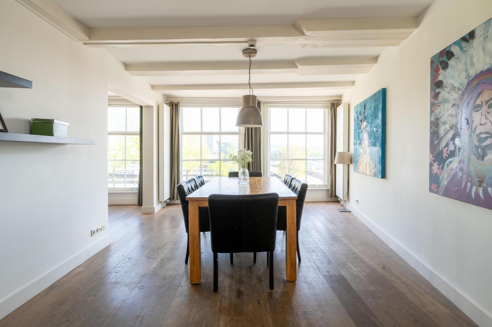 Large 2 Bedroom Apartment with Sofa Bed
