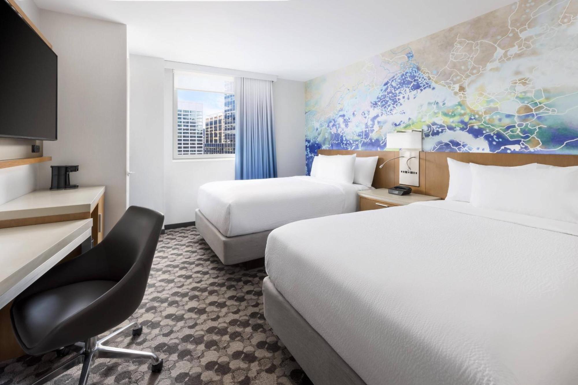 Camera con 2 Letti Matrimoniali e Vista Città