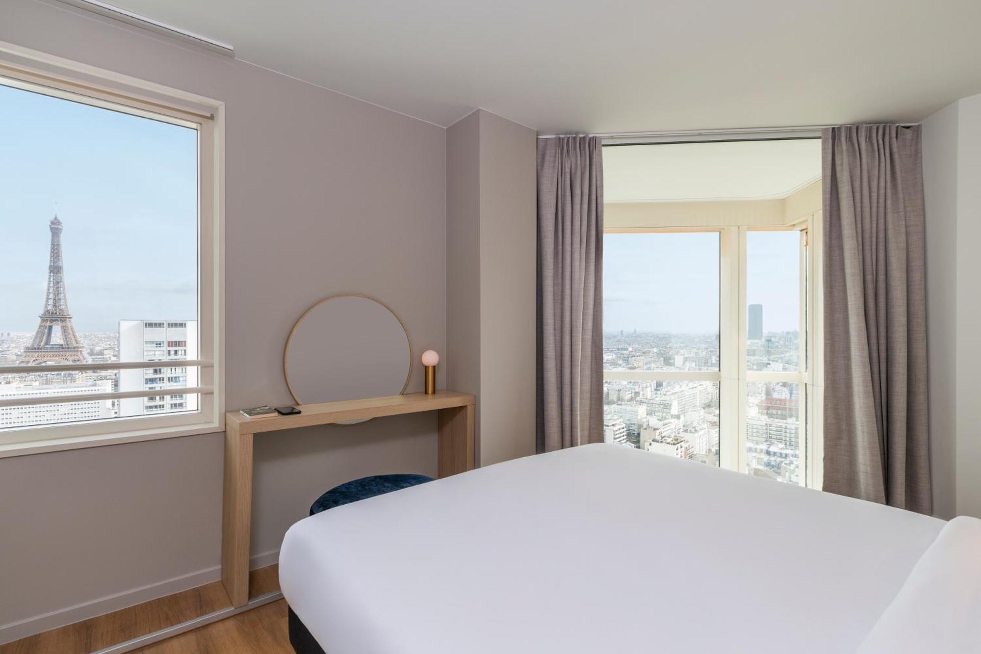 One-Bedroom Apartment with View on Eiffel Tower,1614349874:JPEG