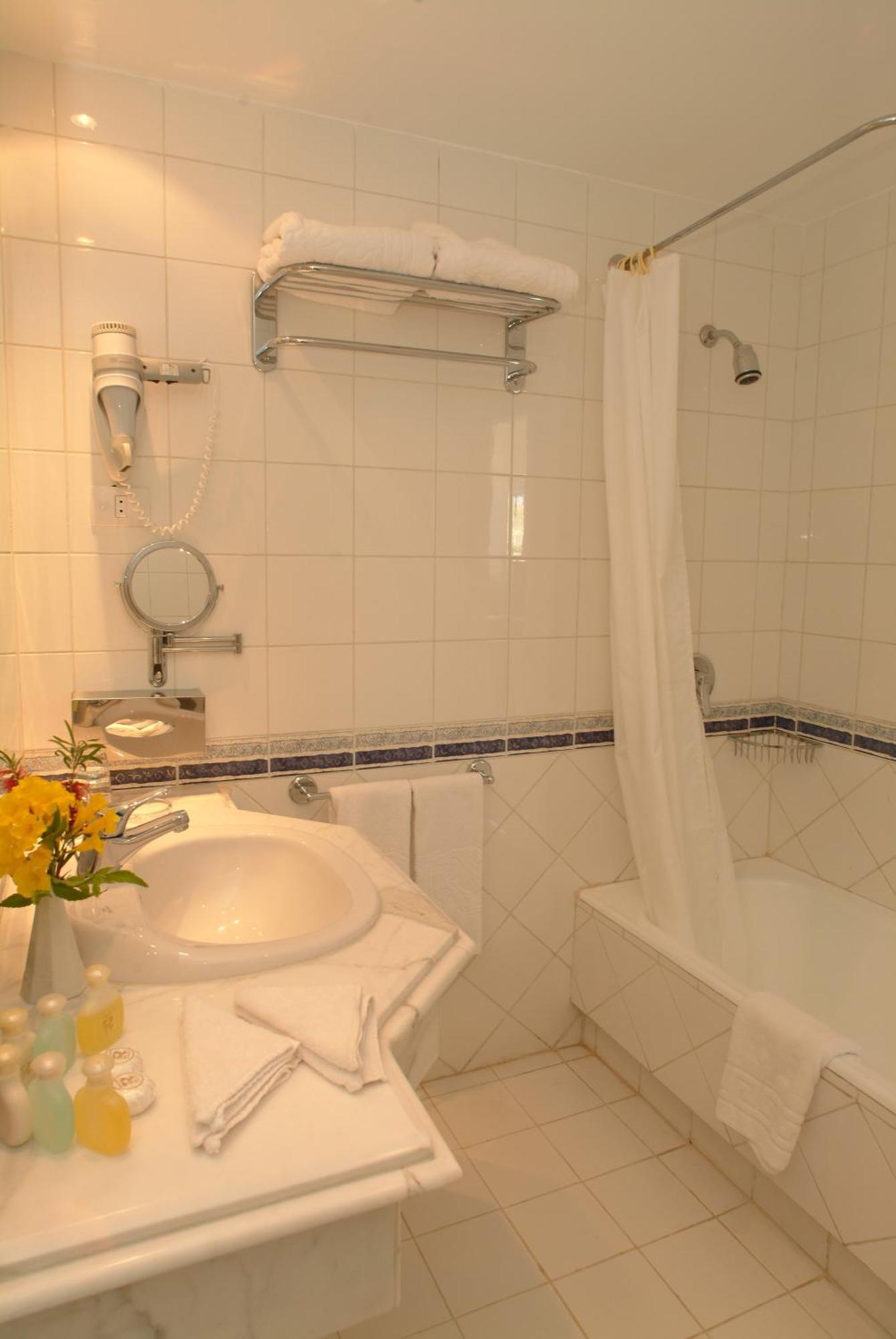 Camera Matrimoniale/Doppia con Letti Singoli con Vista Piscina