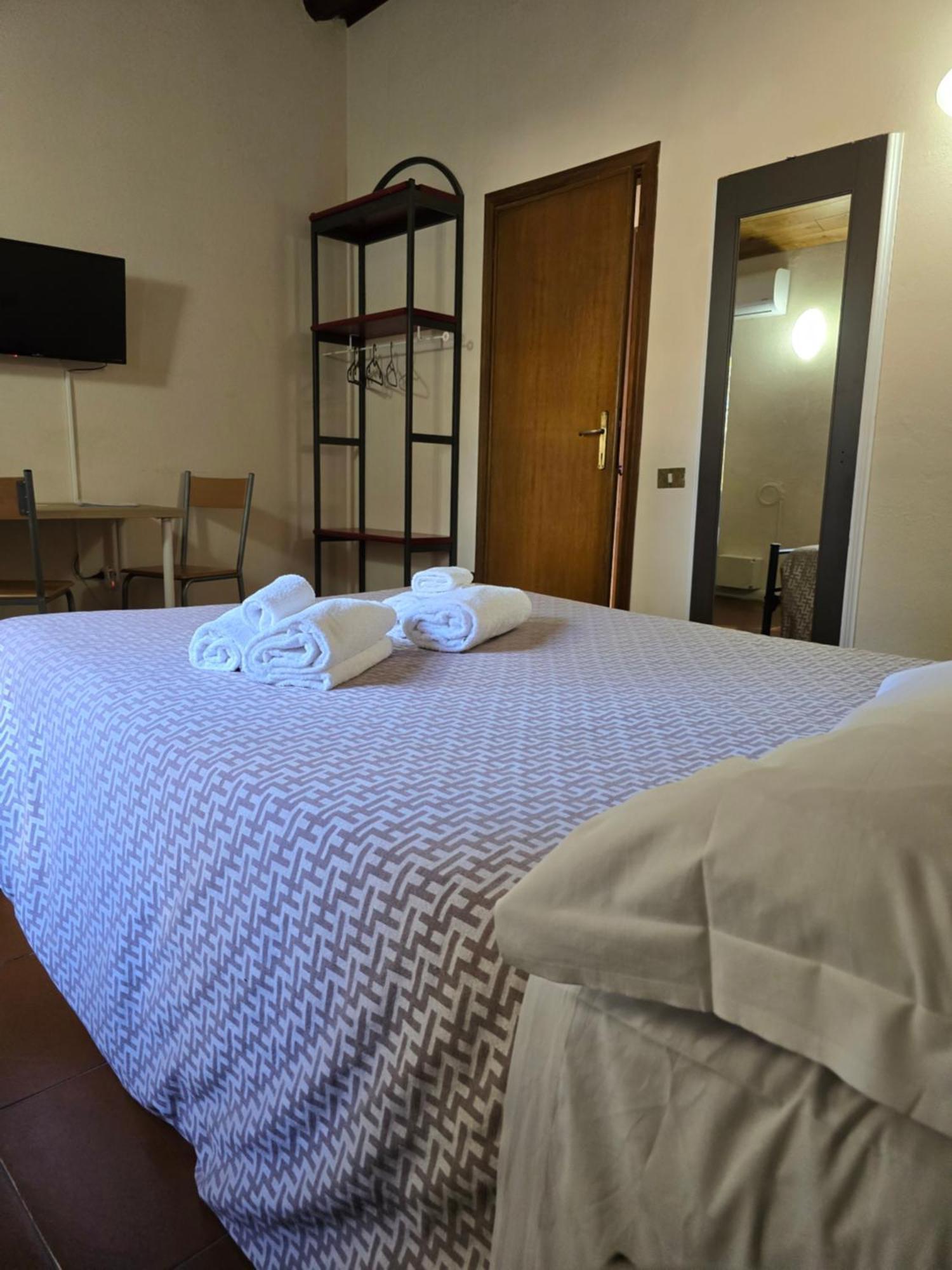 Camera Matrimoniale con Bagno in Comune