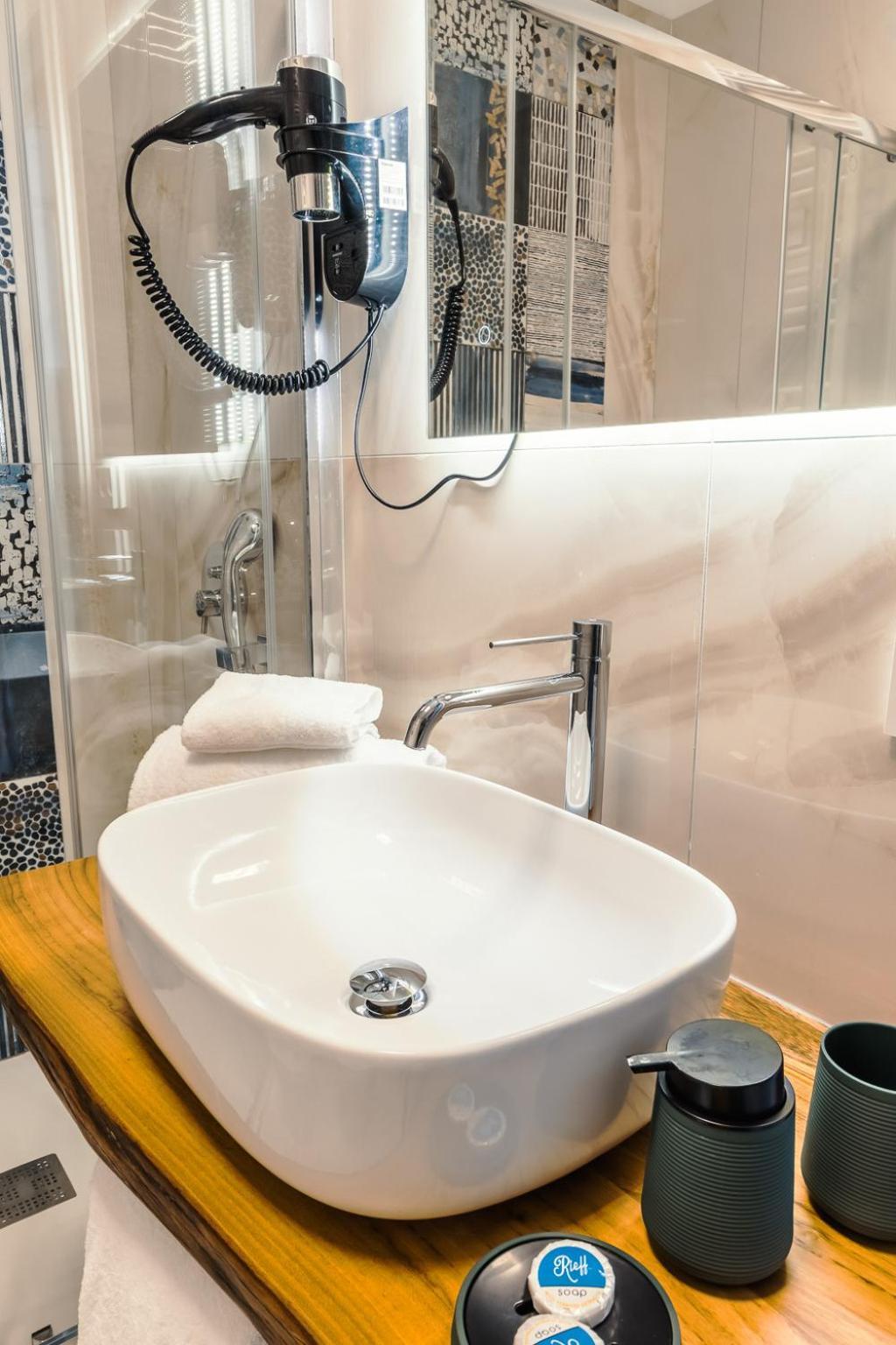 Studio with Spa Bath,1640159353:JPEG