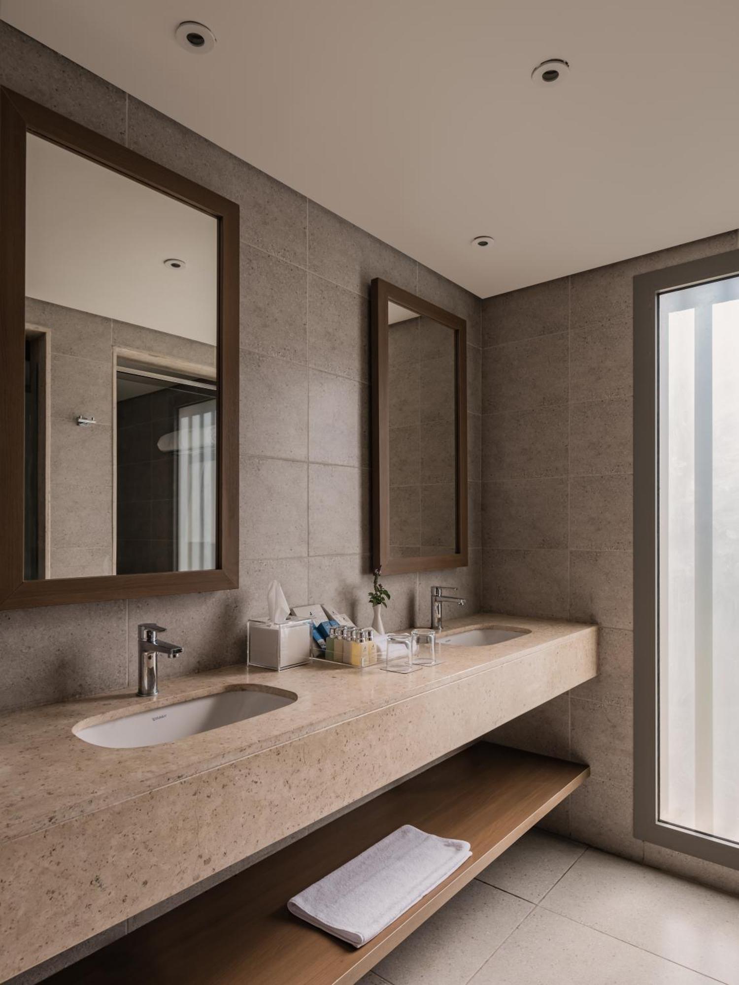 Camera Familiare Deluxe con Letto Queen-Size e Vista Piscina