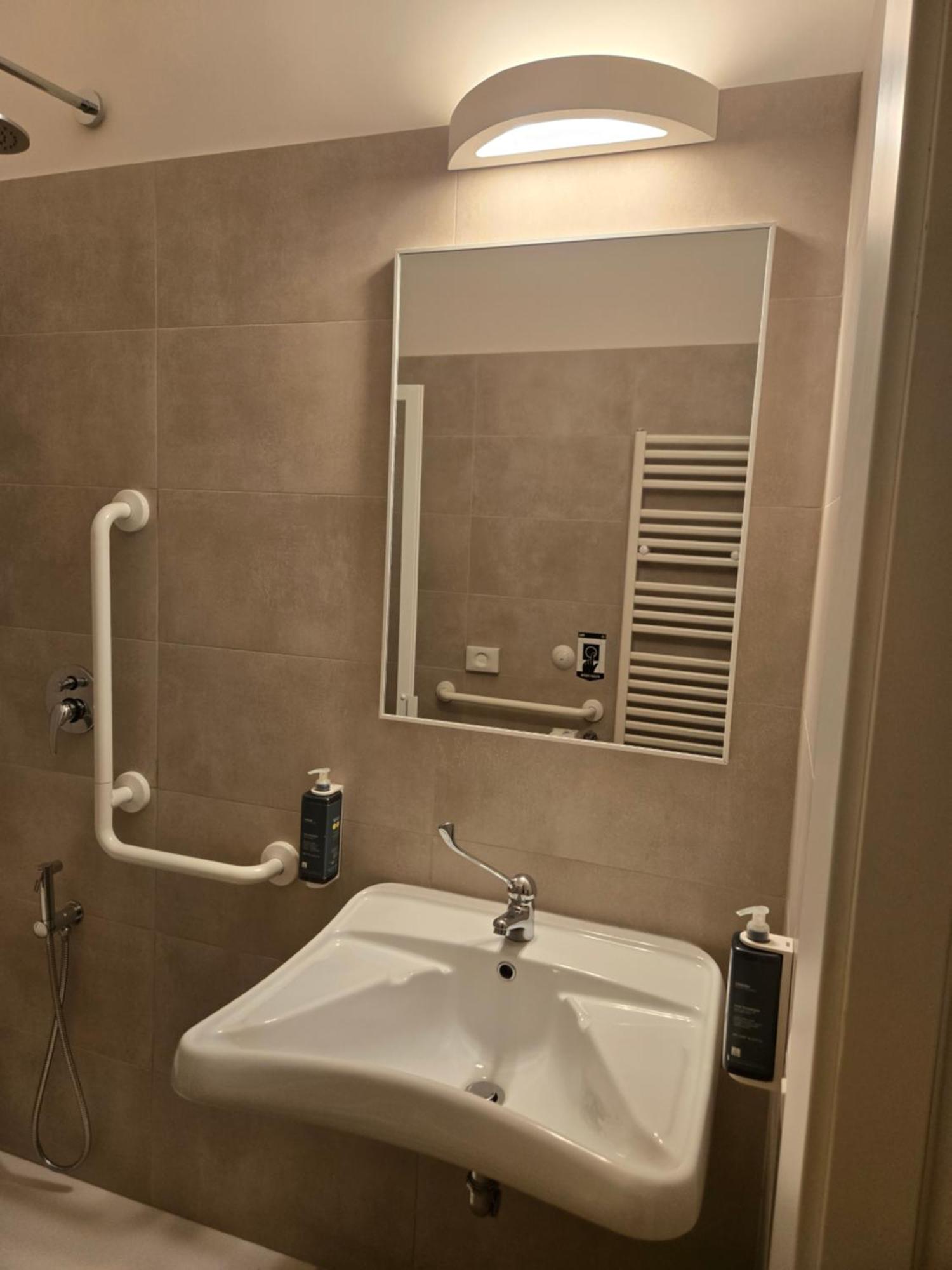 Double or Twin Room - Disability Access,1641764853:JPEG