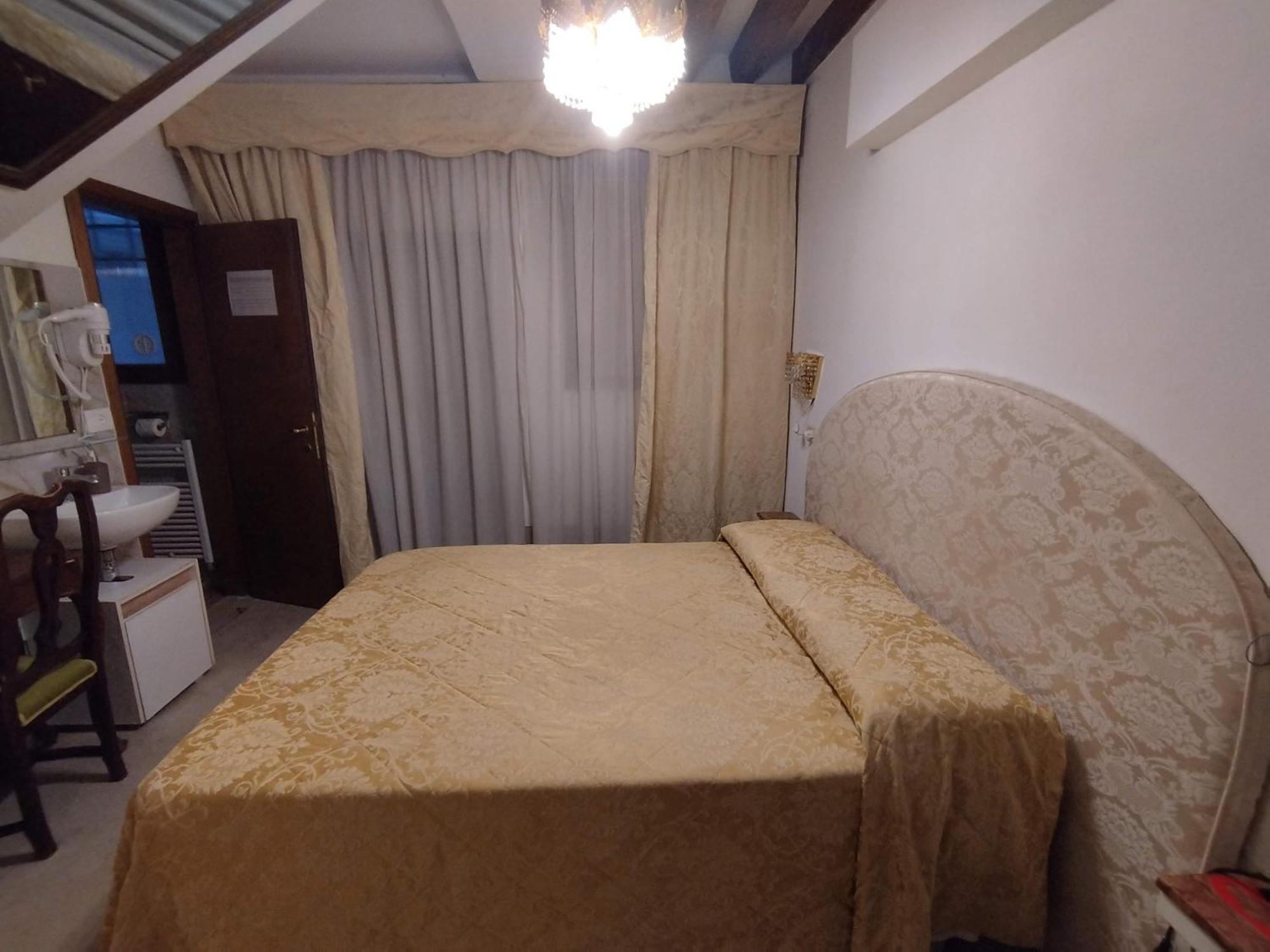 Small Double Room,1742686780:JPEG