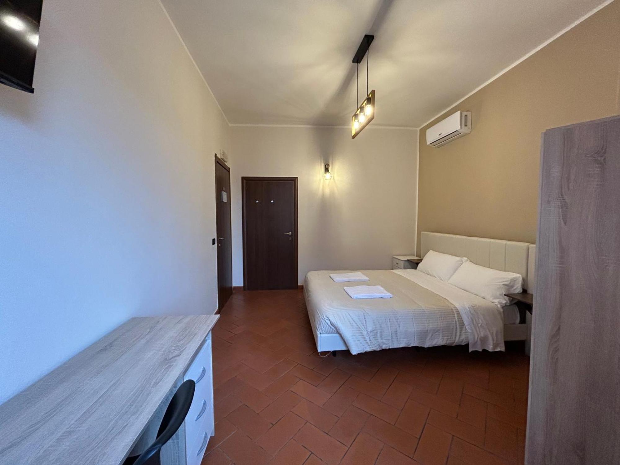 Due Camere Matrimoniali Comunicanti con Bagno in Comune