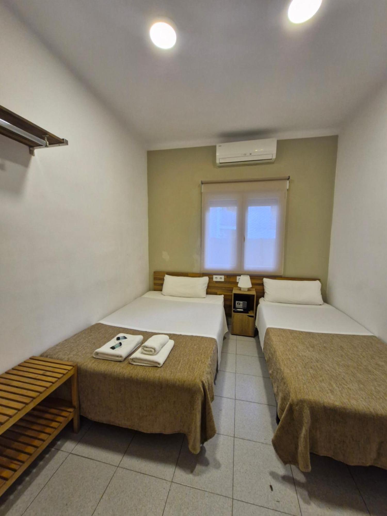 Camera Doppia con Letti Singoli e Bagno in Comune
