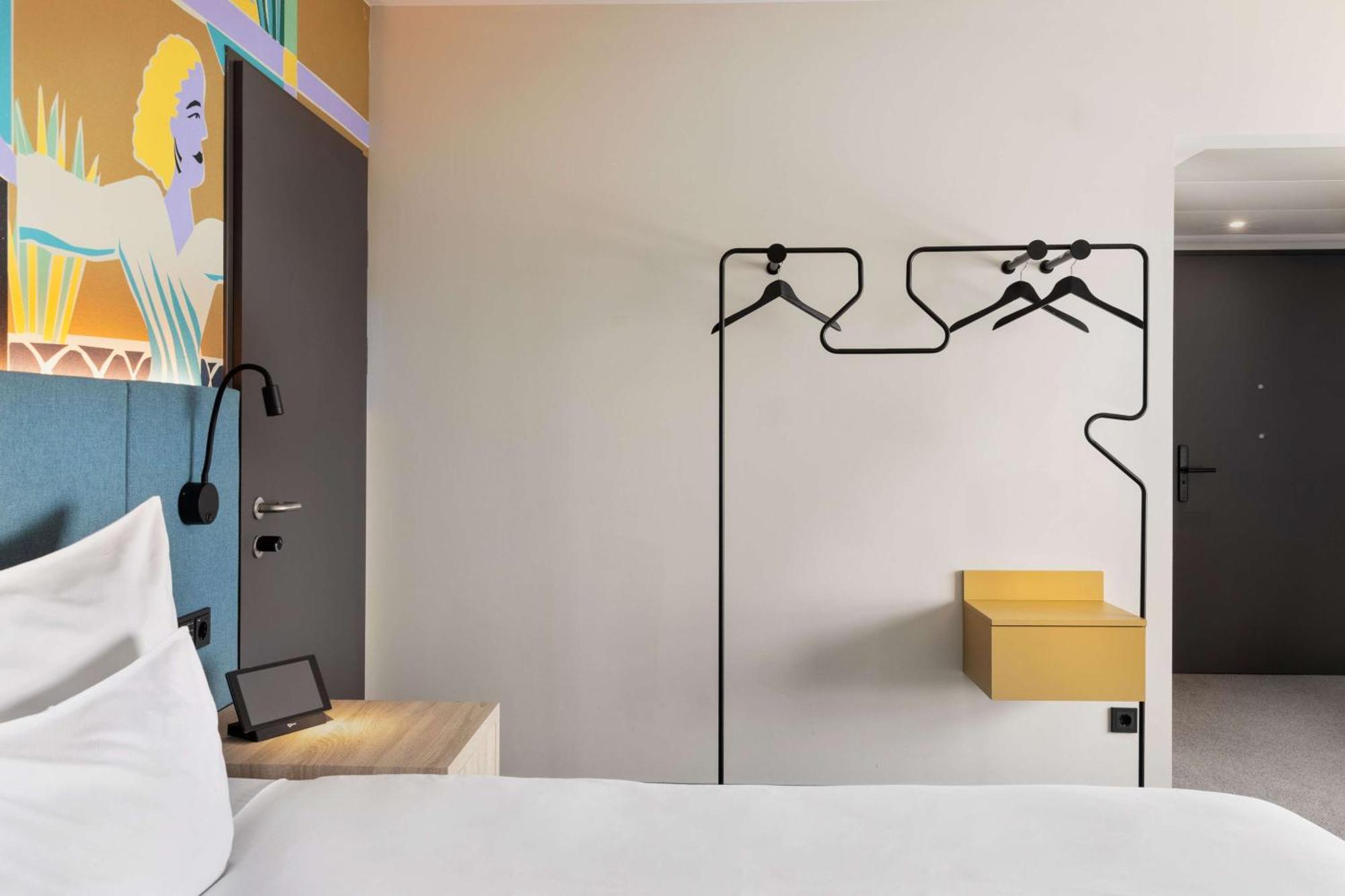 Twin Room,1756857690:JPEG