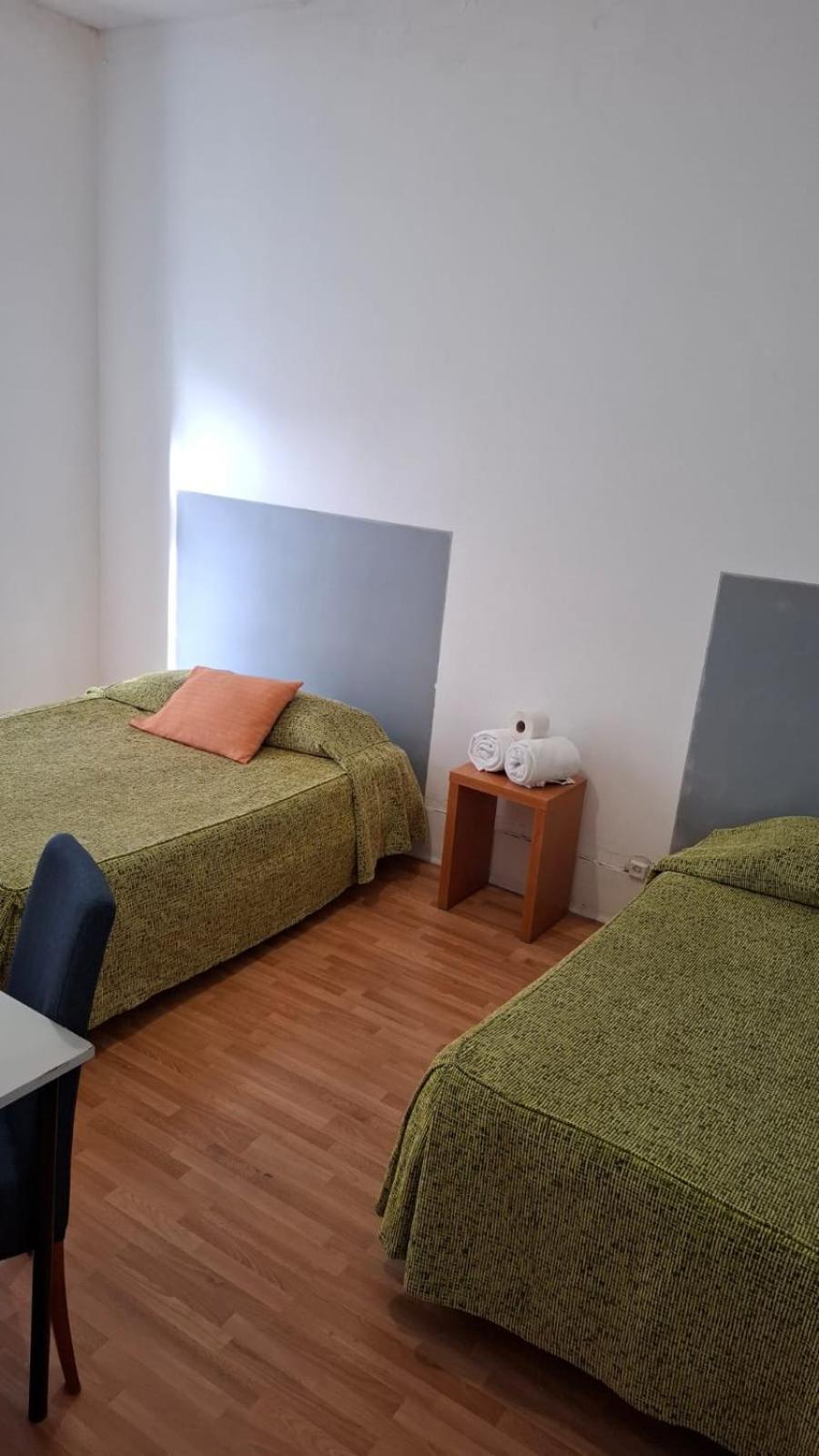 Camera Matrimoniale/Doppia con Letti Singoli con Bagno in Comune