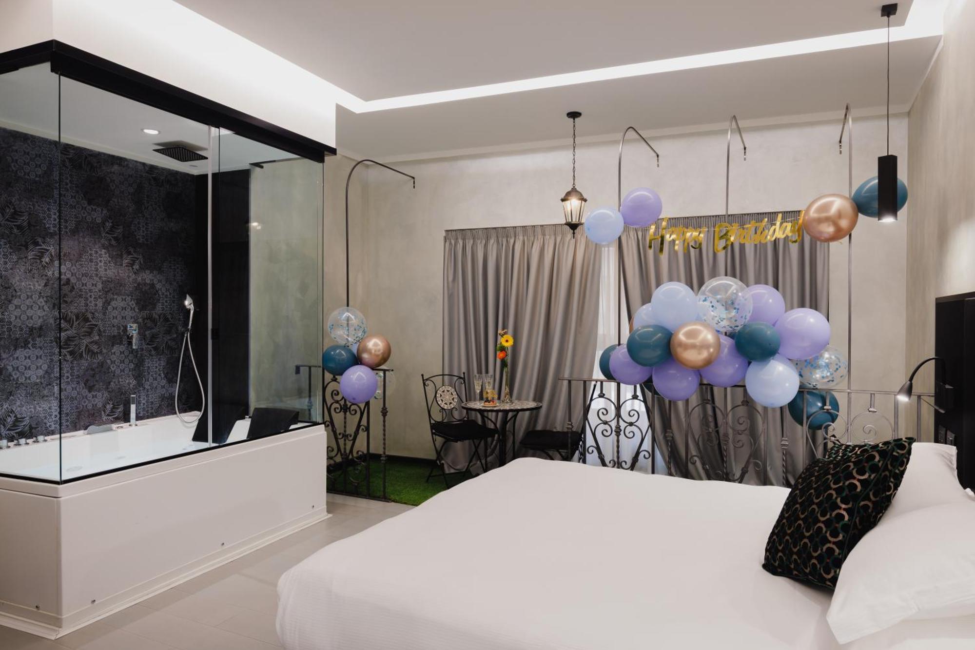 Suite with Spa Bath,1657330719:JPEG