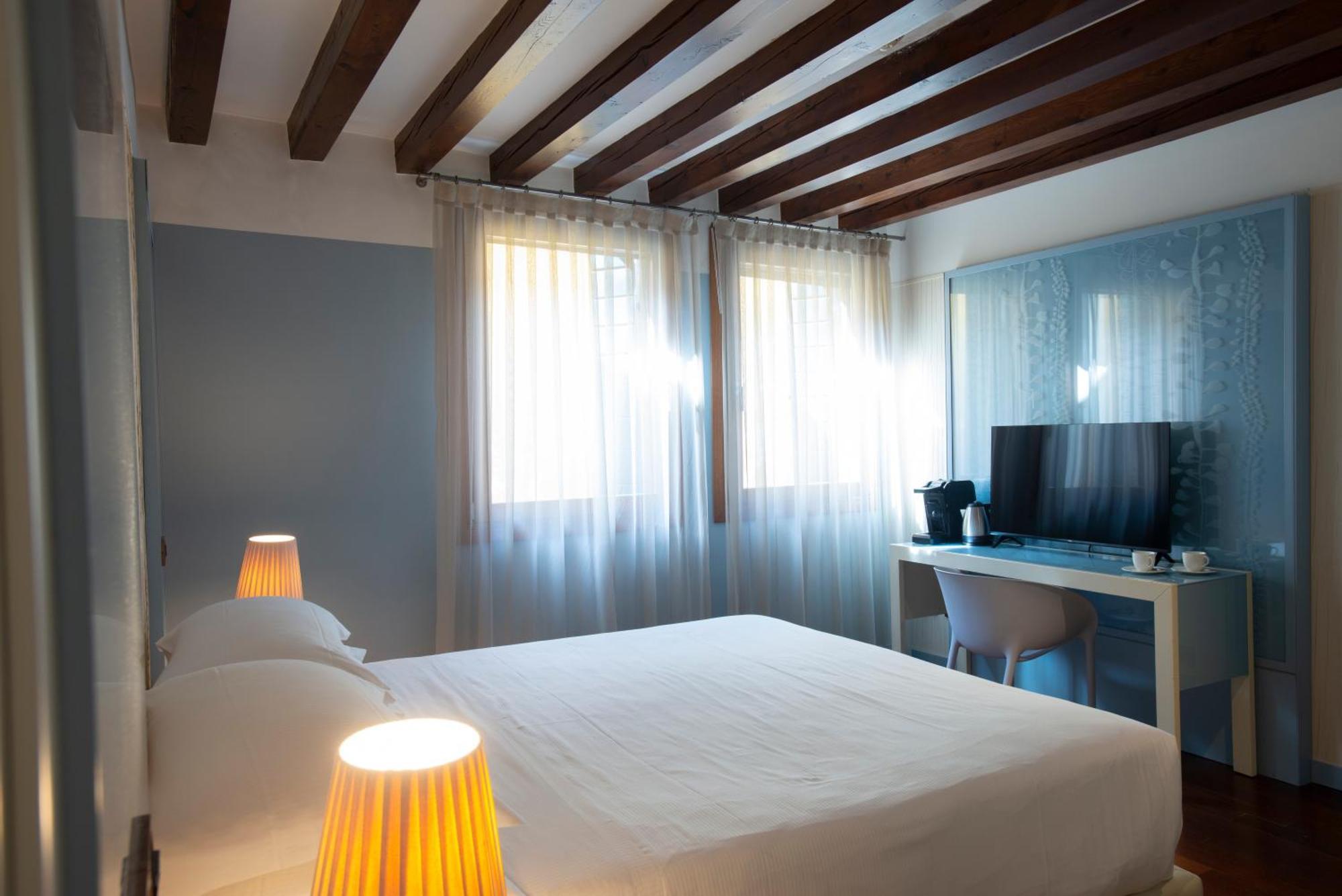 Deluxe Room,1659782997:JPEG