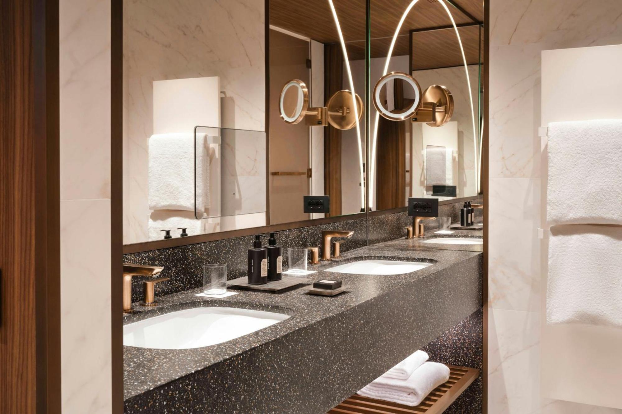 Superior Junior King Suite