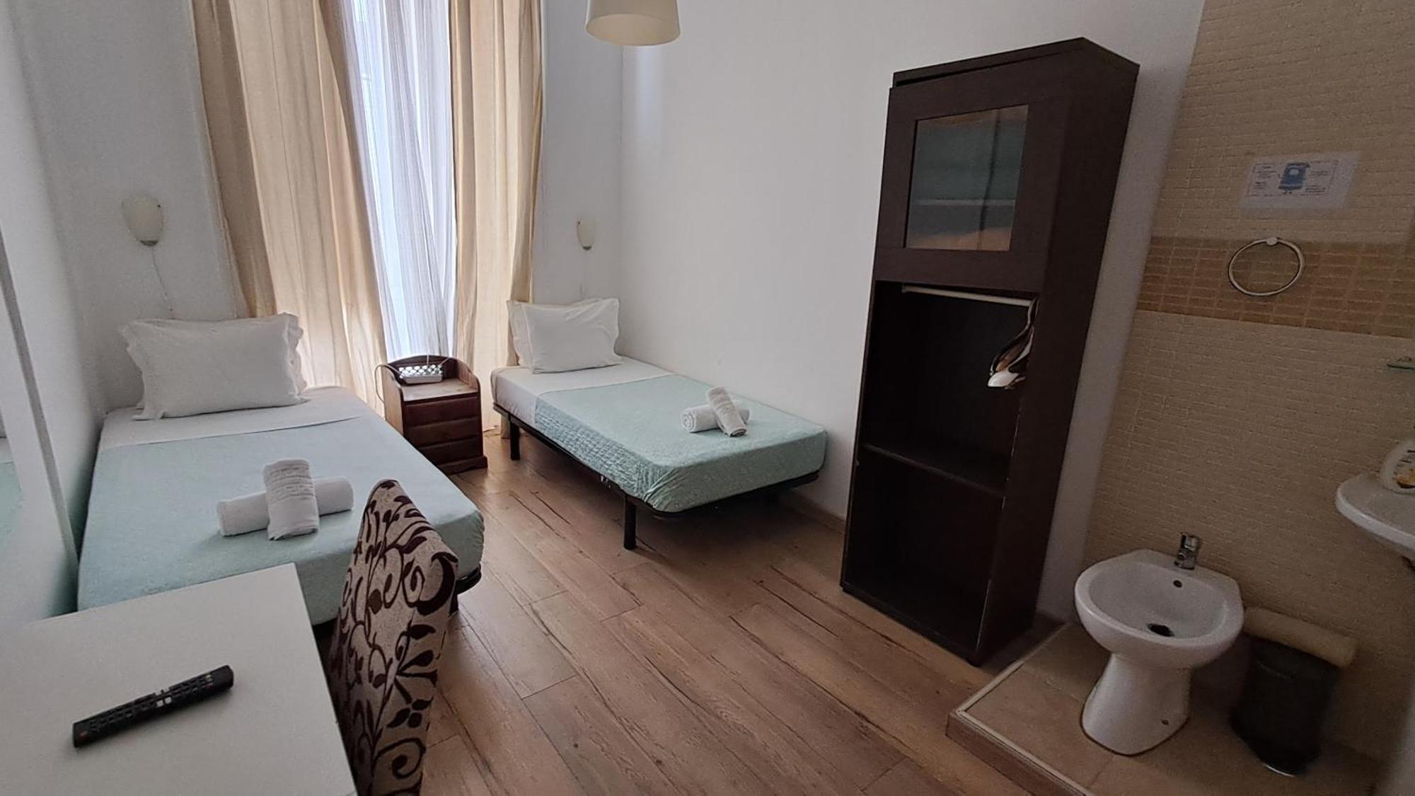 Camera Matrimoniale/Doppia con Letti Singoli con Bagno in Comune