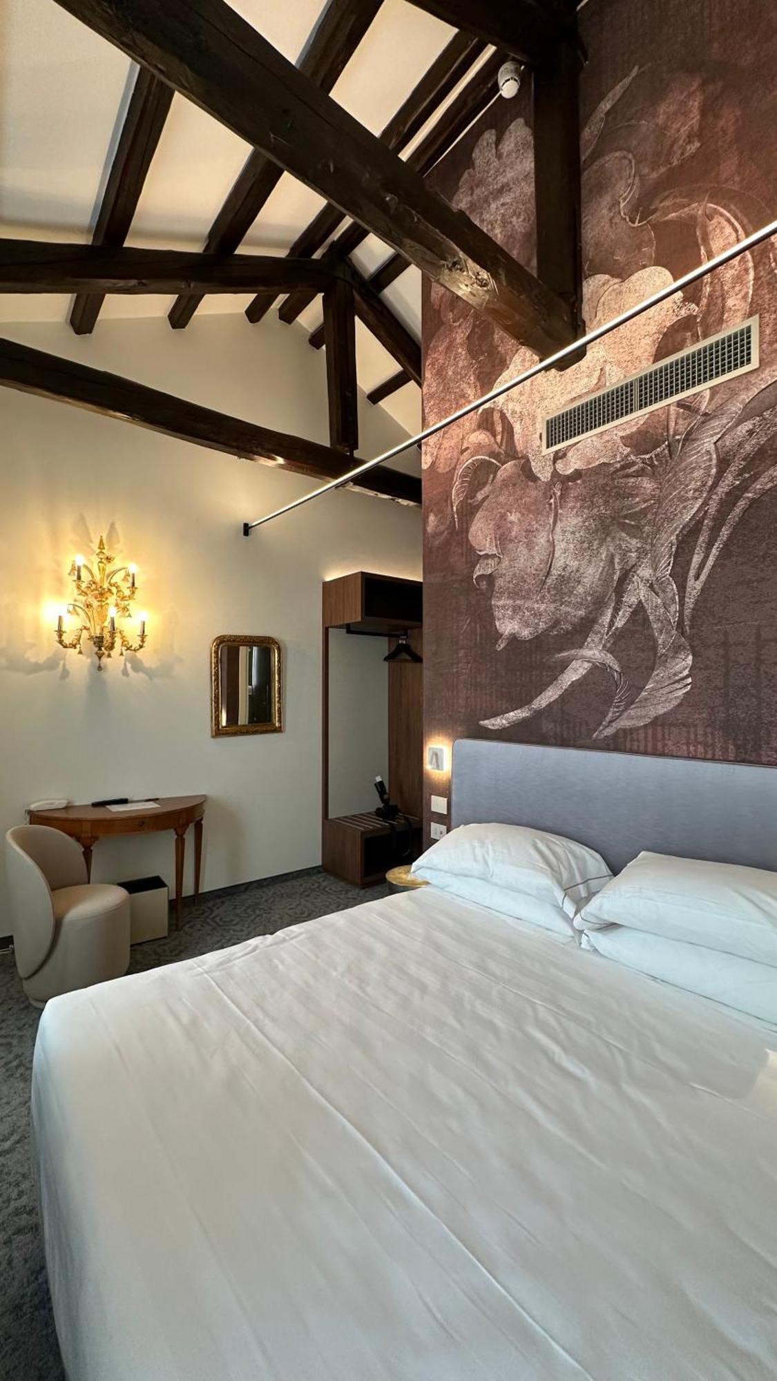 Deluxe Double Room with Partial Grand Canal View,1677854559:JPEG