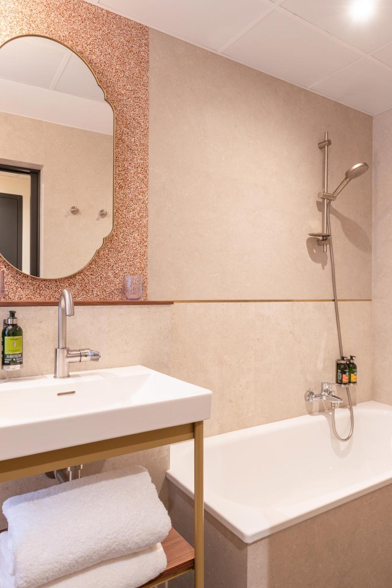 Deluxe Room with Bathtub,1742574317:JPEG