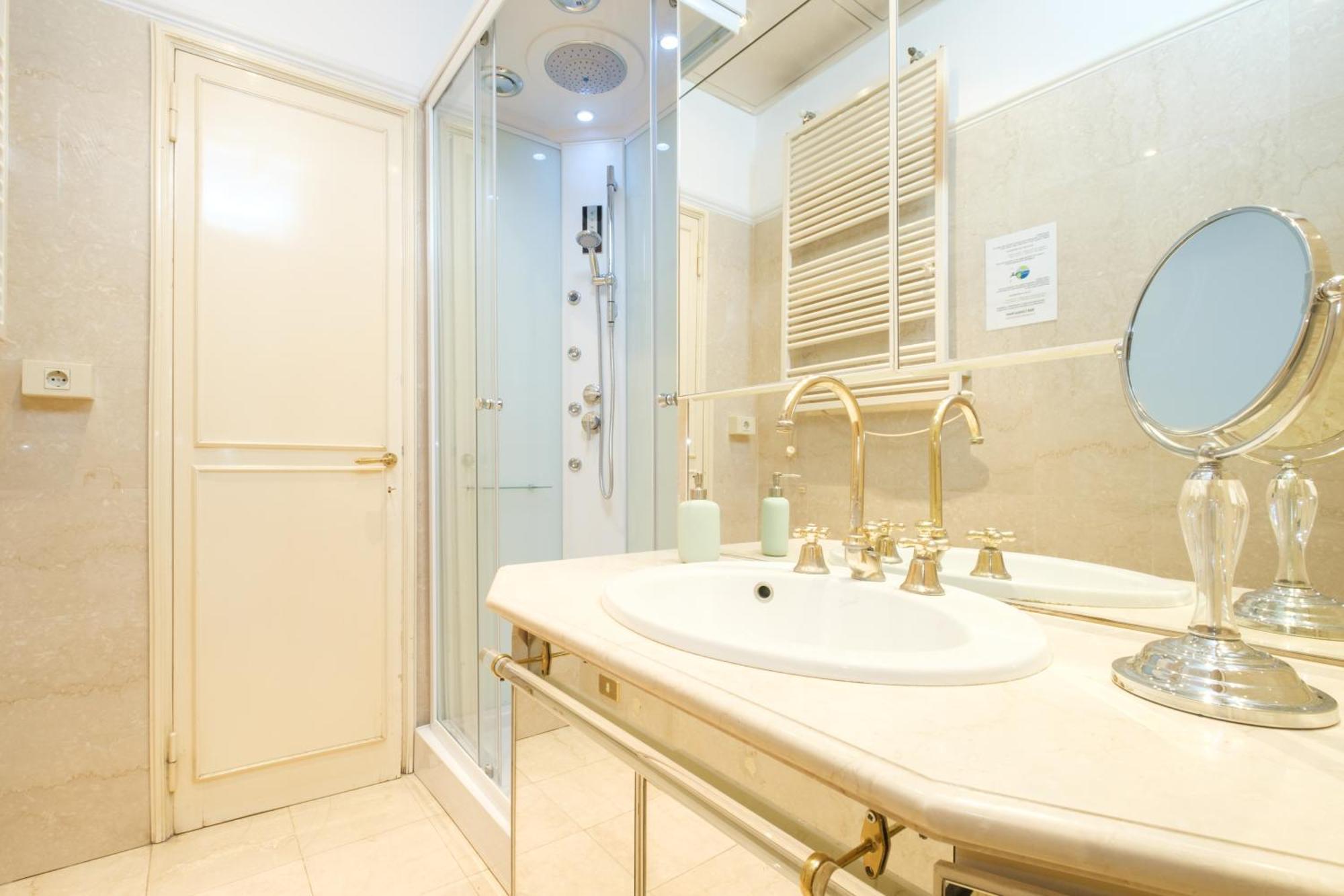 Camera Matrimoniale con Bagno in Comune