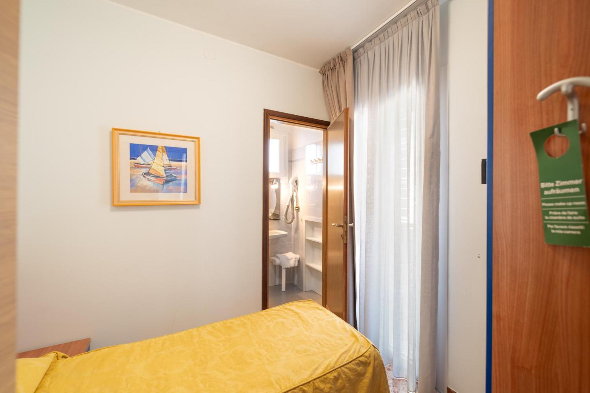 Piccola Camera Singola con Balcone