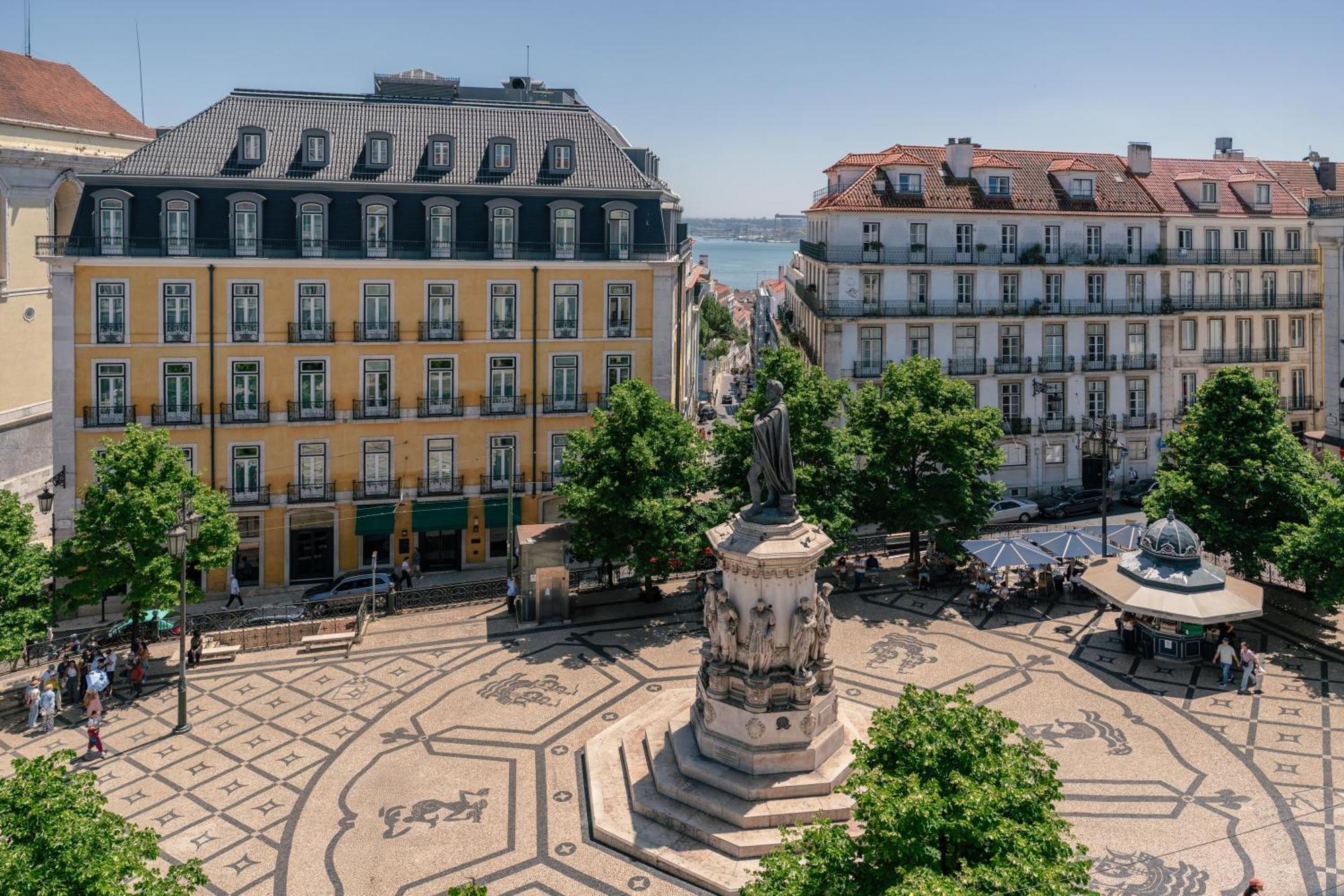 Camera Matrimoniale con Balcone e Vista Piazza e Fiume