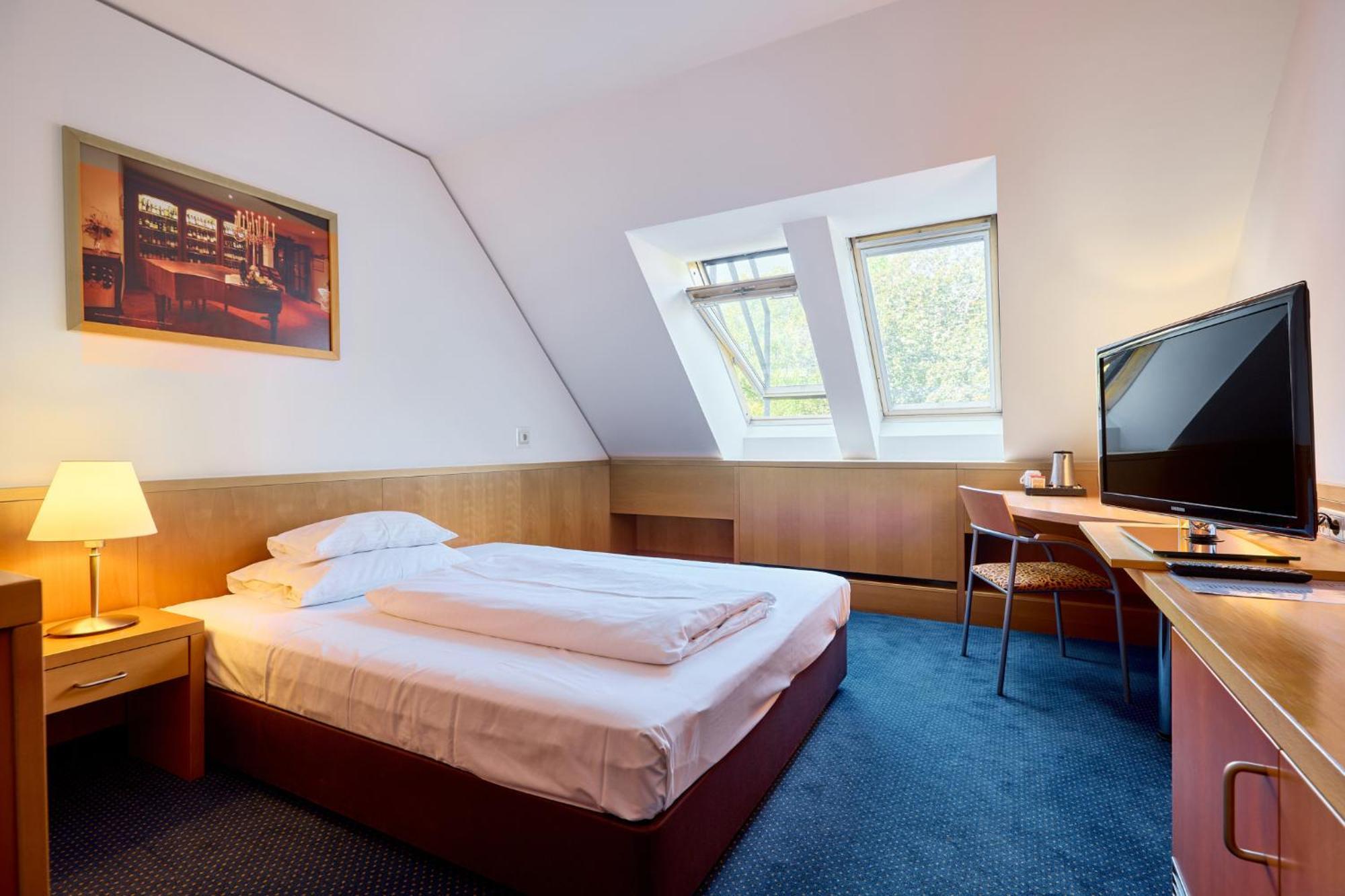 Single Room,1706775632:JPEG