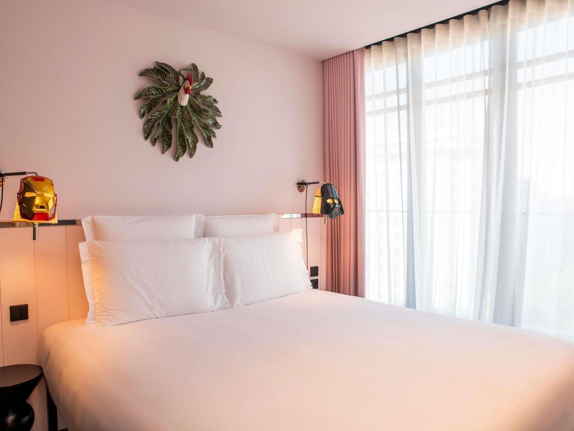 LARGE MAMA Double Room with Balcony and Avenue View
