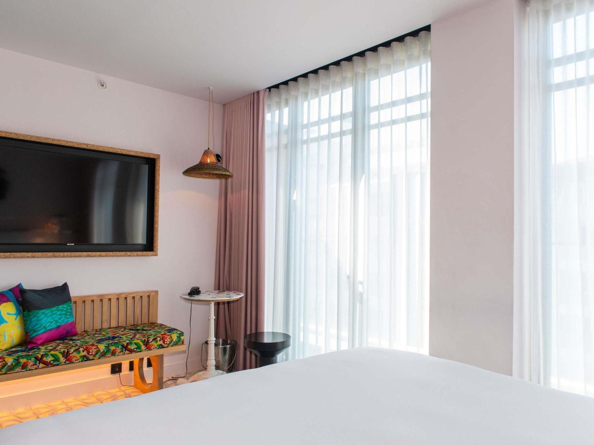 Medium Mama Double Room with King Bed and Balcony - Avenue View