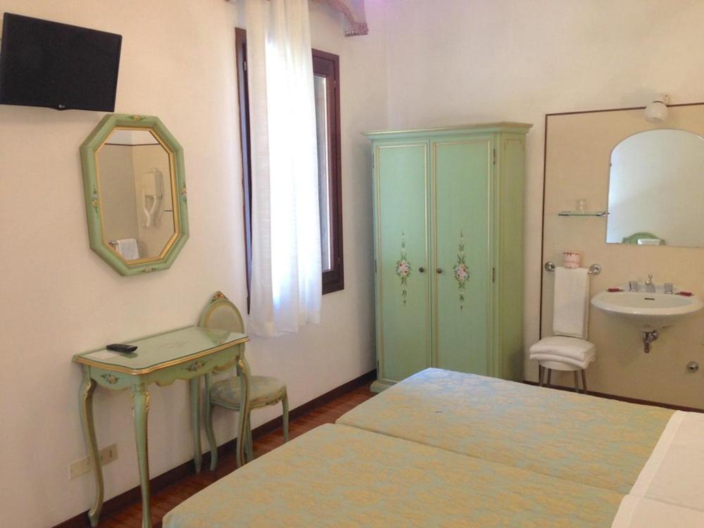 Camera Matrimoniale/Doppia con Letti Singoli con Bagno Privato Esterno