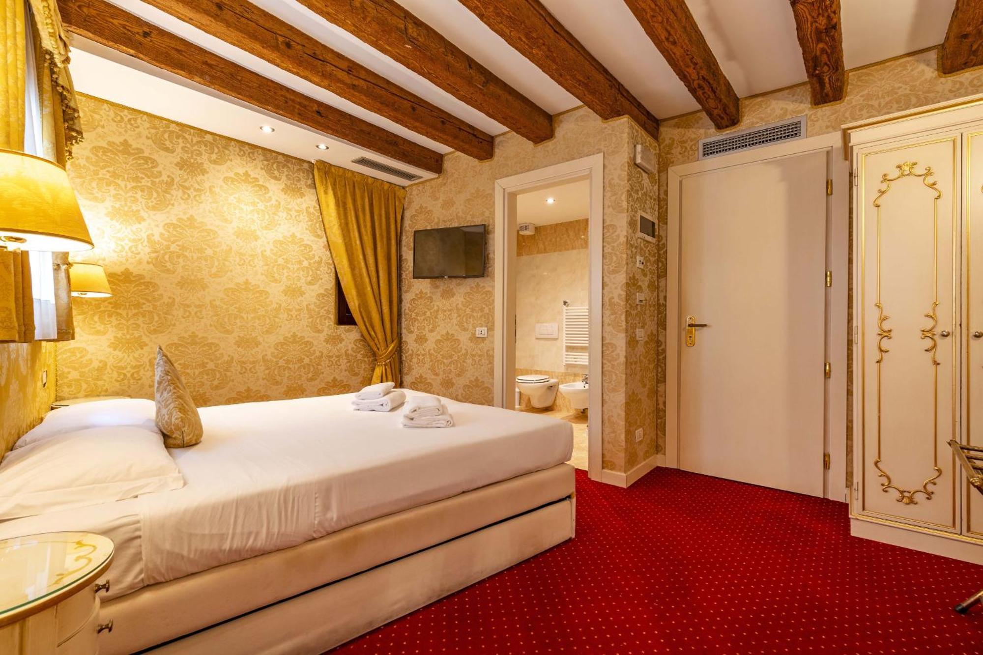 Deluxe Queen Room,1564871488:JPEG