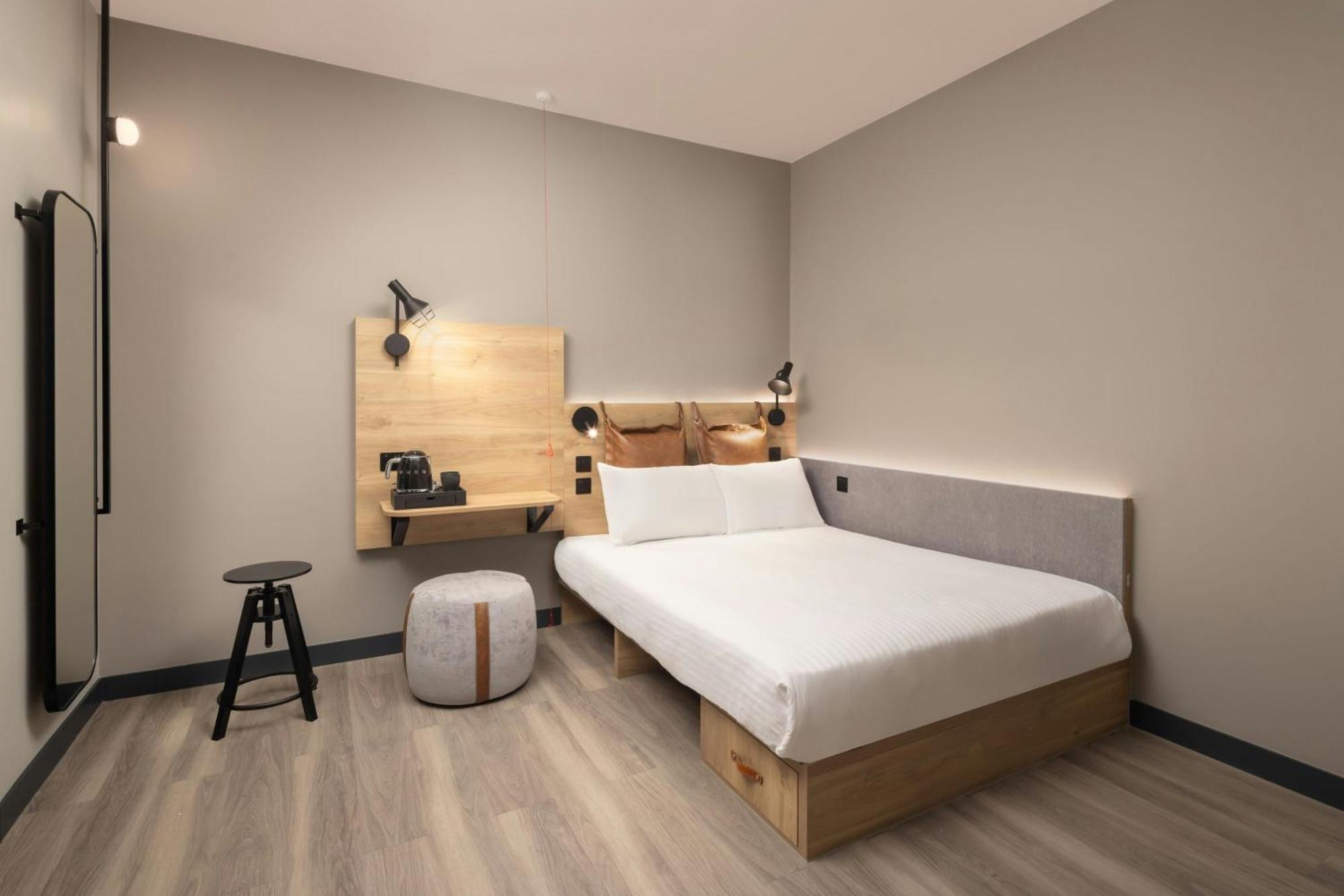 Camera Queen Moxy Hideaway Sleeper - Senza Finestra