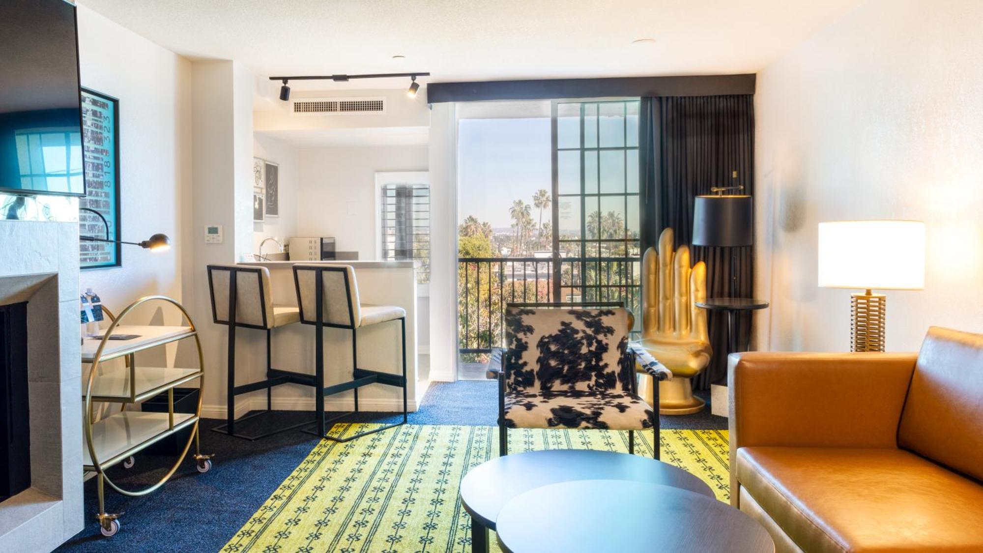 Signature King Suite, City View & Balcony,1742599697:JPEG