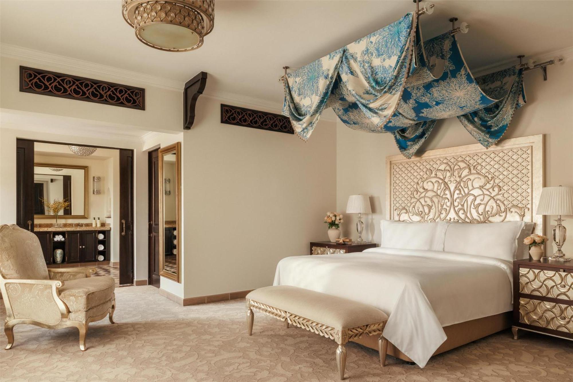 Suite Arabian Court Prince - Residenti degli Emirati Arabi Uniti (Documento d'Identità degli Emirati Arabi Uniti Obbligatorio) - include credito giornaliero di 500 AED, Accesso DRIFT Beach Club, Host Dedicato e Accesso Parco Acquatico