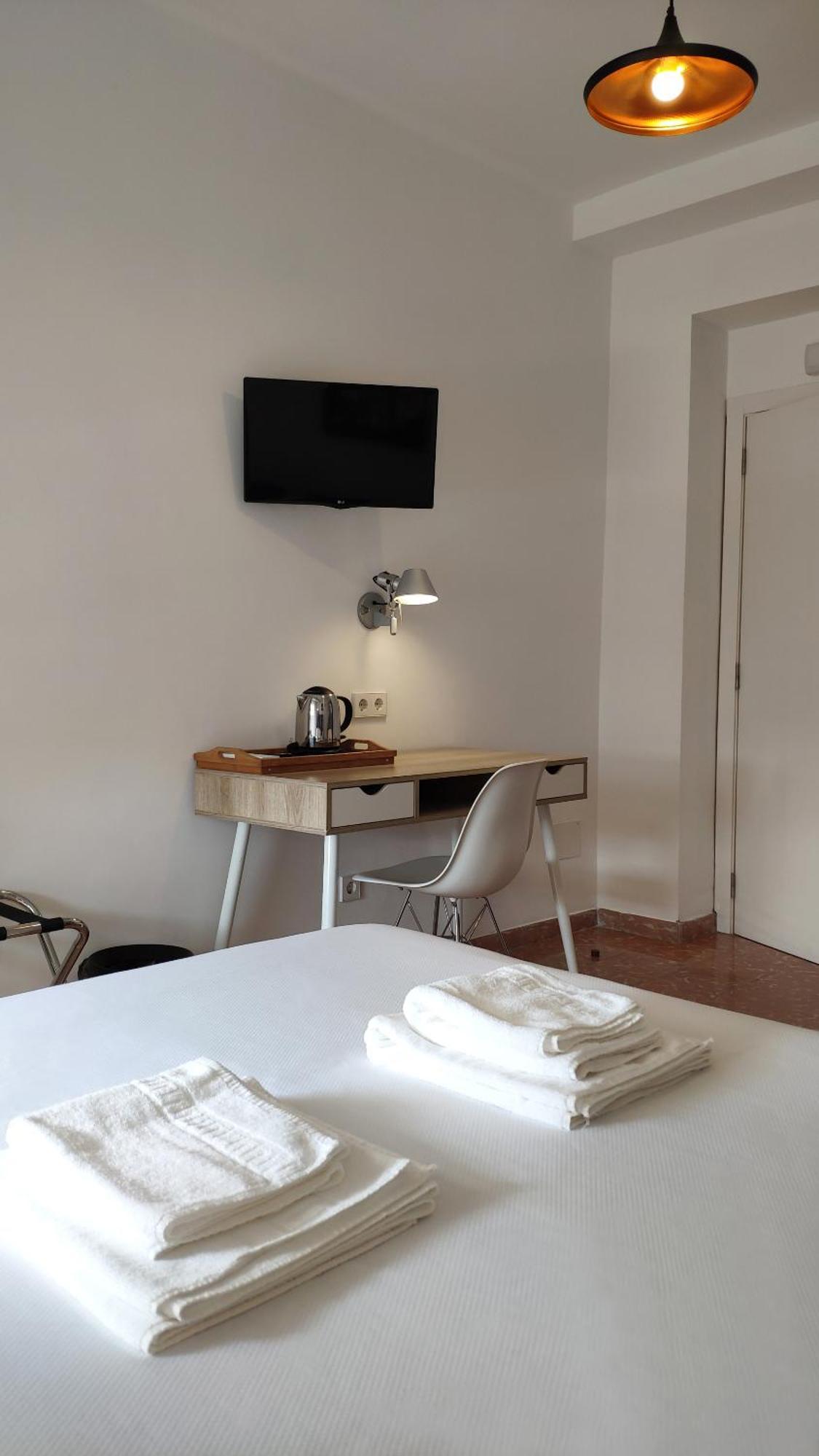 Camera Doppia con Letti Singoli e Bagno in Comune