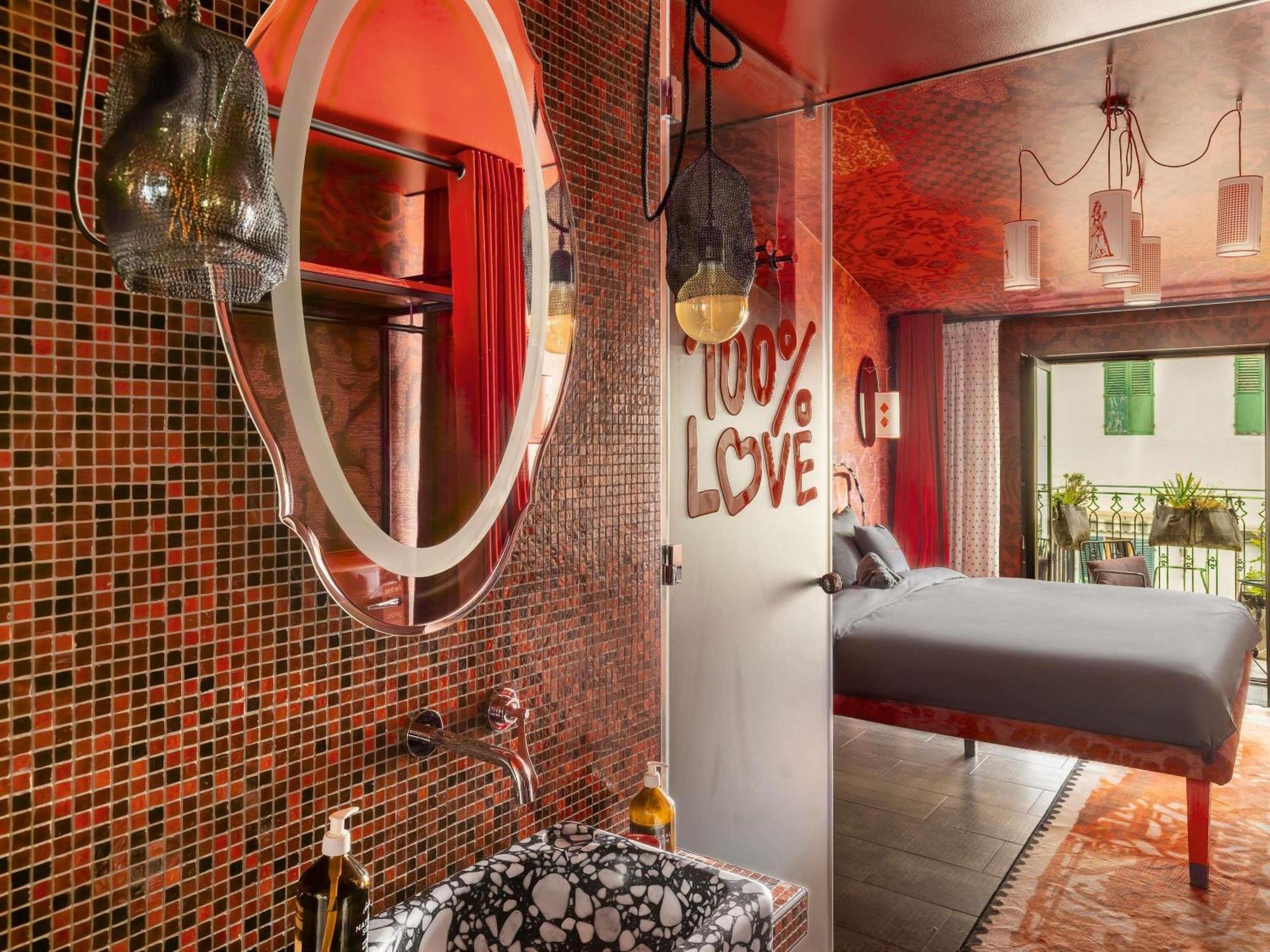 Camera Mediun Rosso con Balcone
