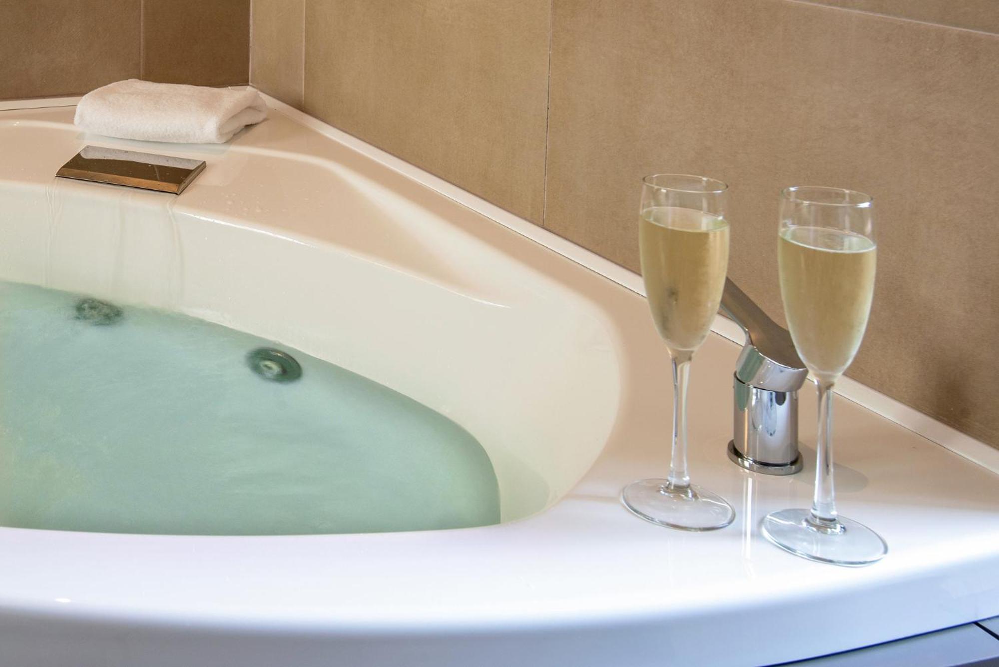 Junior Suite with Spa Bath,1744058657:JPEG