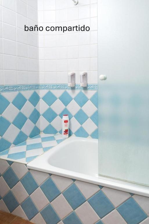 Camera Doppia con Letti Singoli e Bagno in Comune