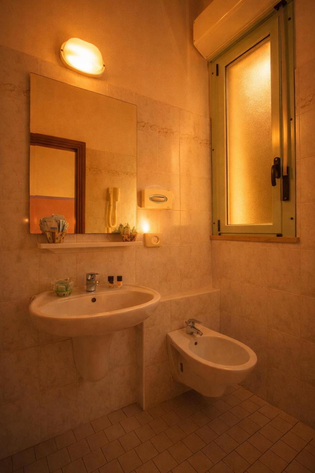 King Room with Roll-In Shower - Disability Access,1749350293:JPEG