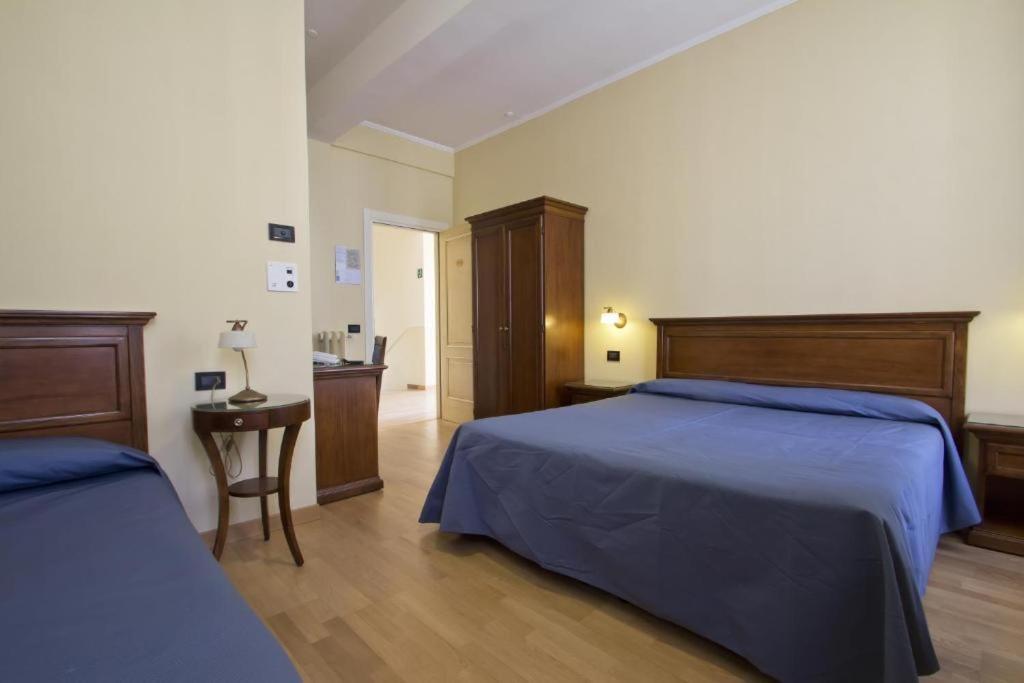 Camera Tripla Standard