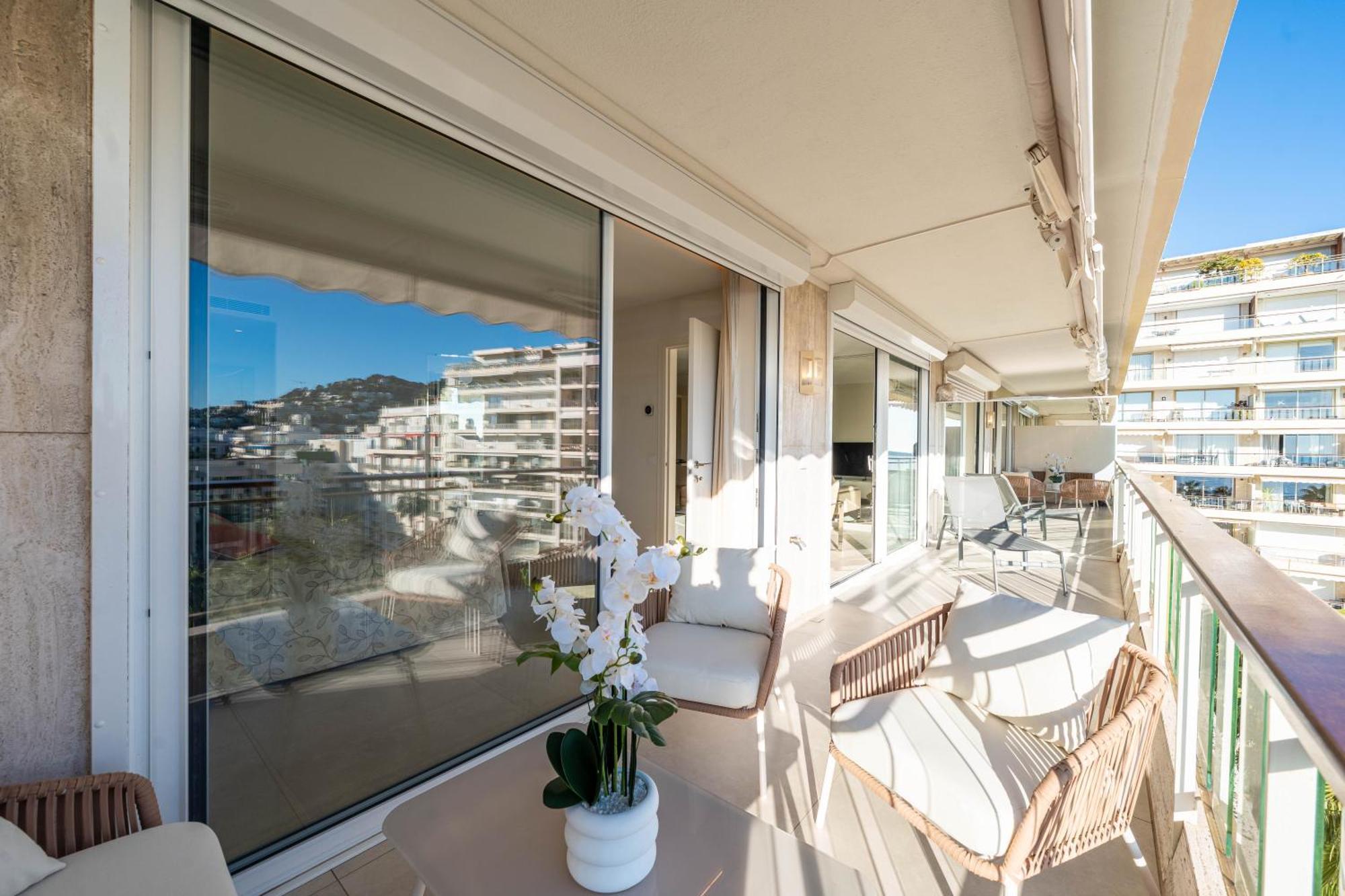 Appartamento con 2 Camere da Letto, Terrazza e Vista Mare