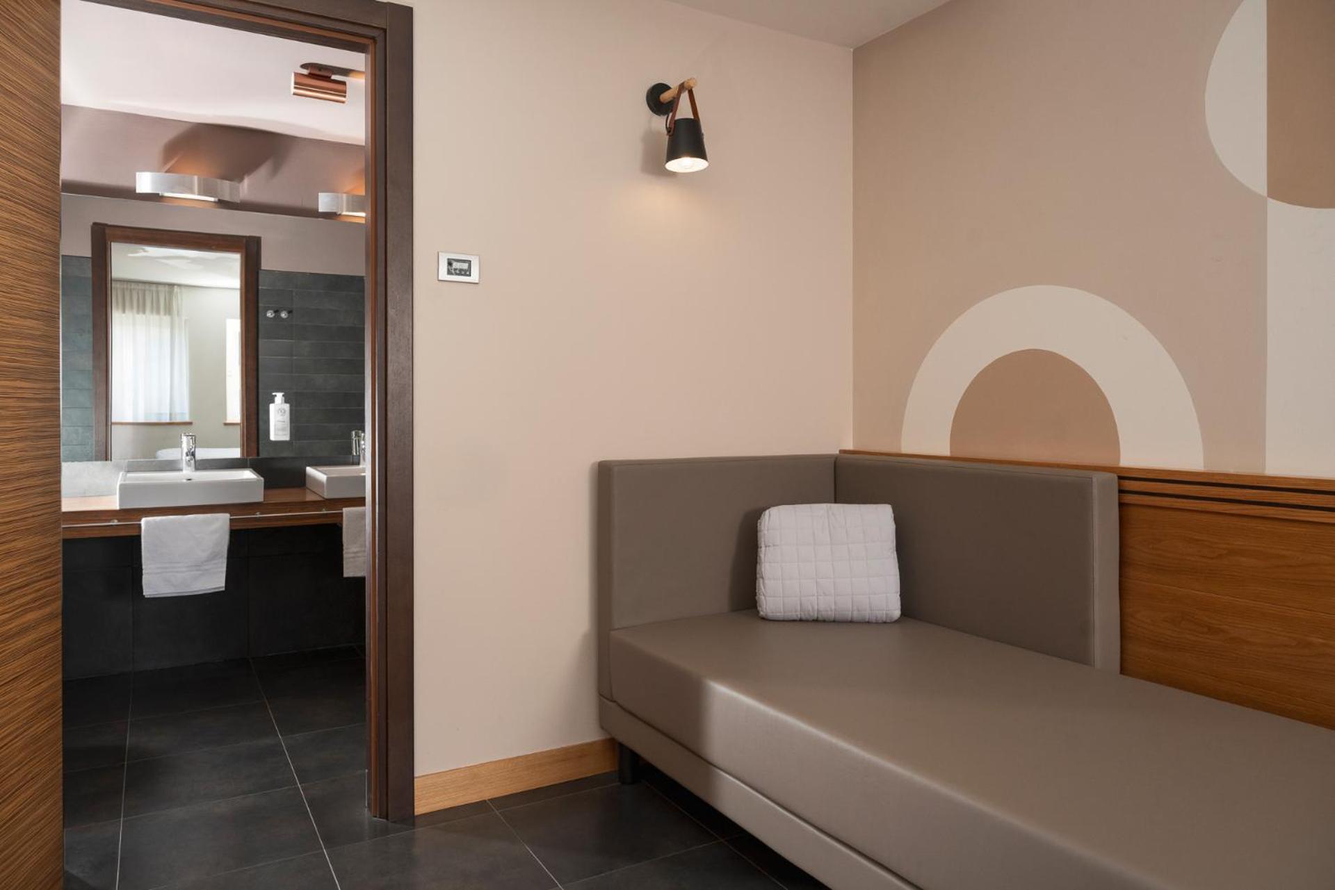 Deluxe Room,1769494501:JPEG