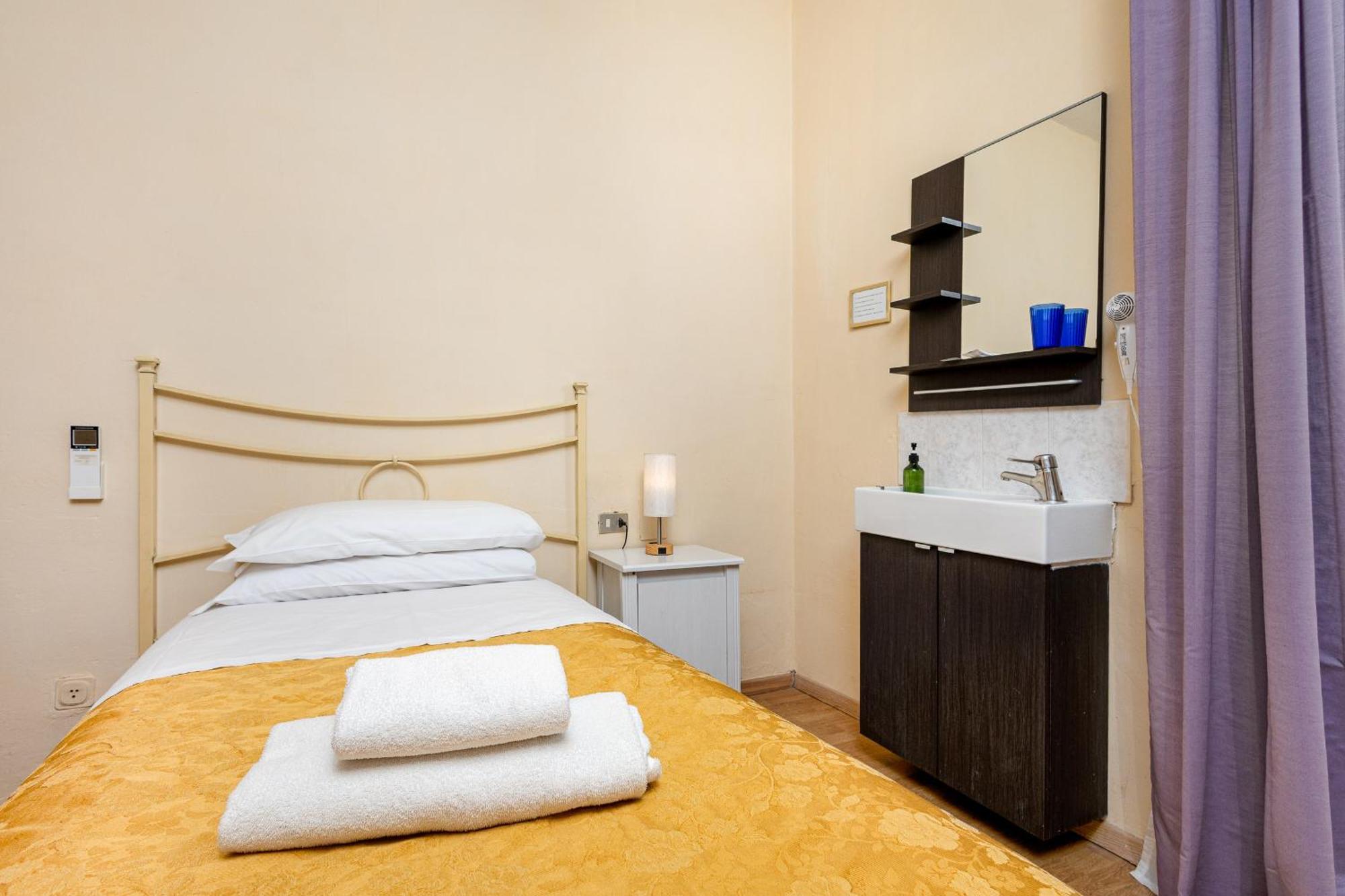 Camera Singola con Bagno in Comune