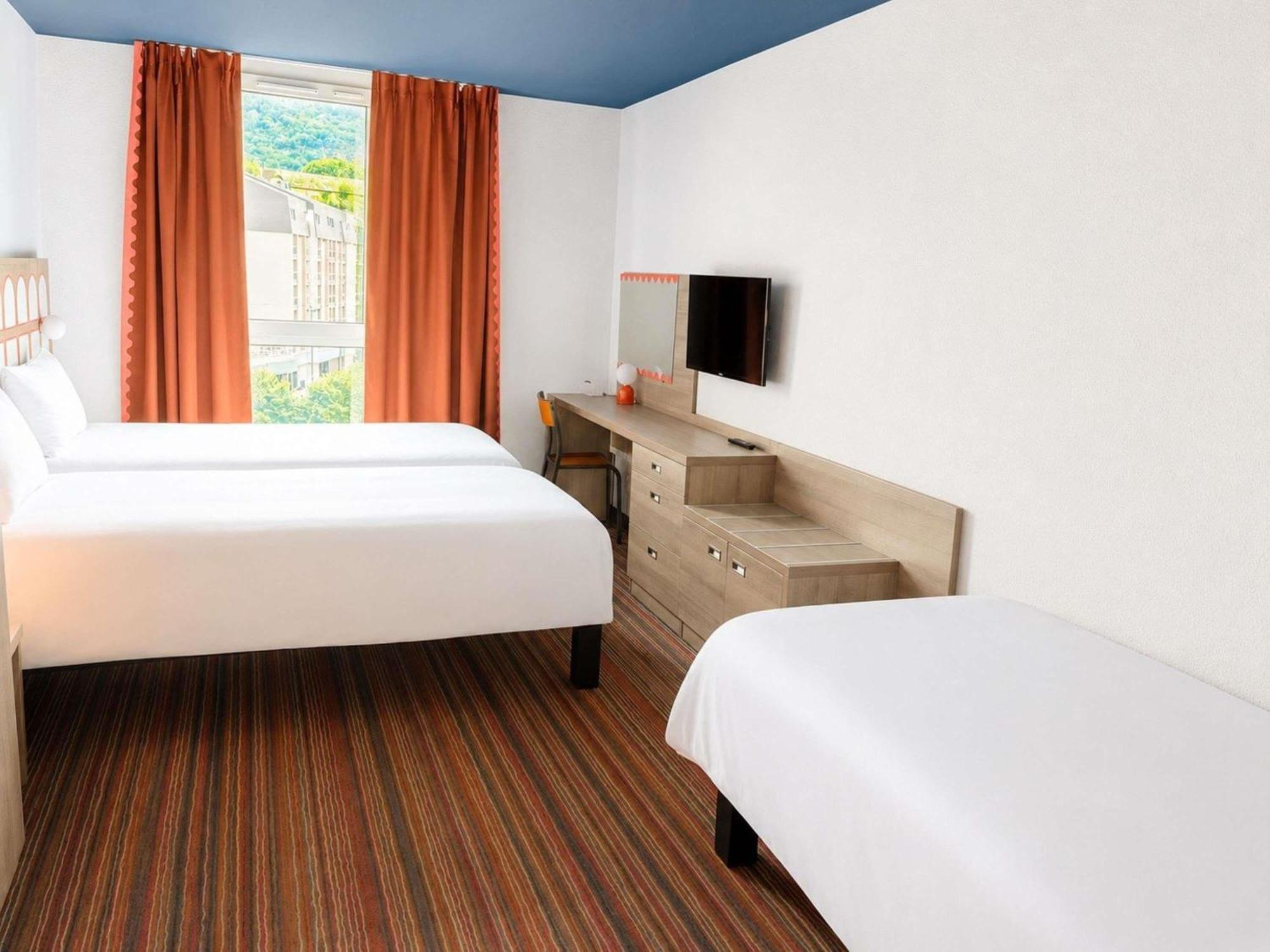 Pop Room with Three Single Beds