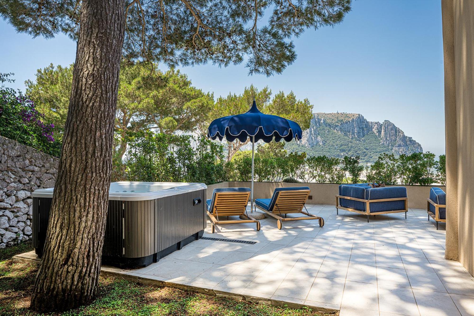 Deluxe Suite Hot Tub & Sea View