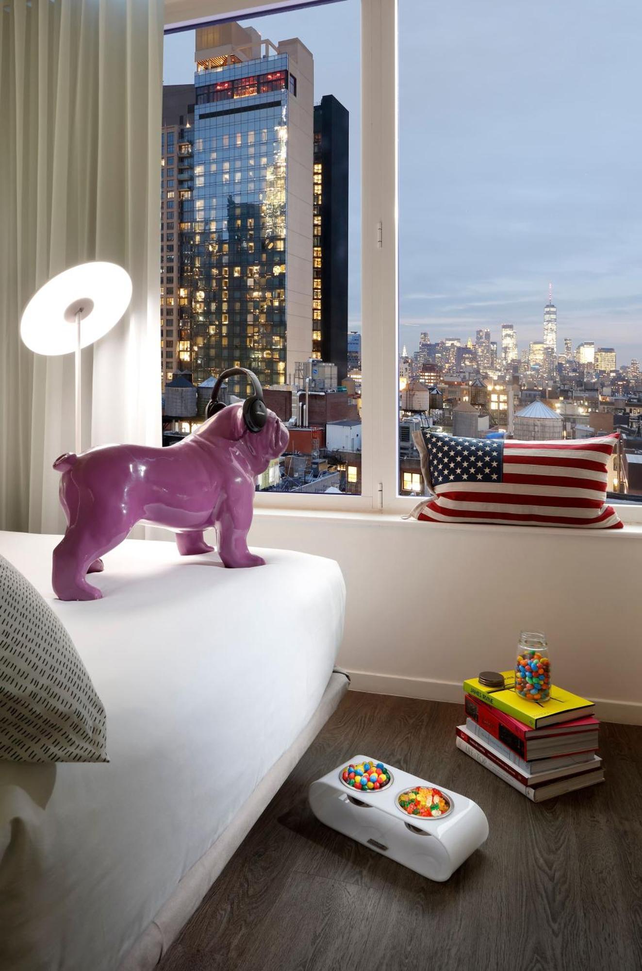 The Innside Room - Queen - CIty View