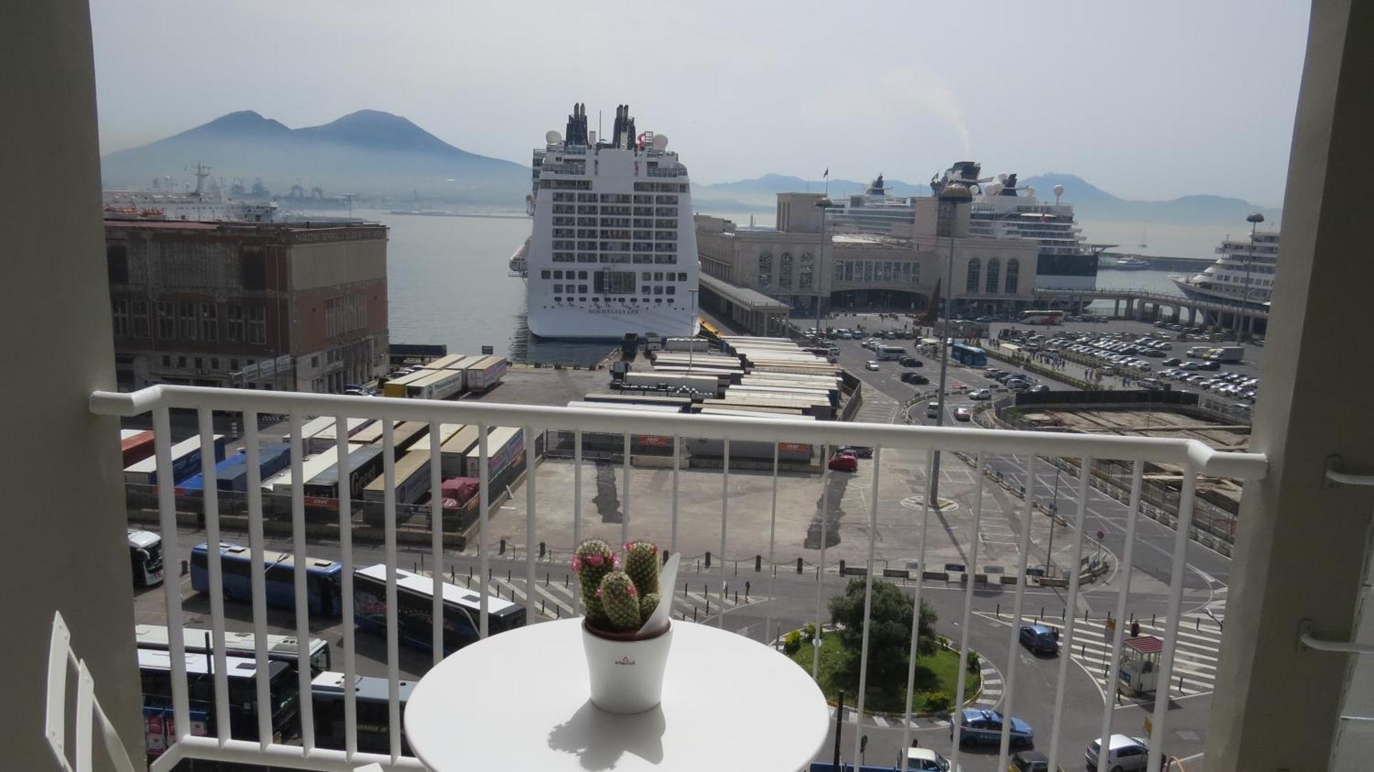 Camera Matrimoniale con Balcone e Vista Mare