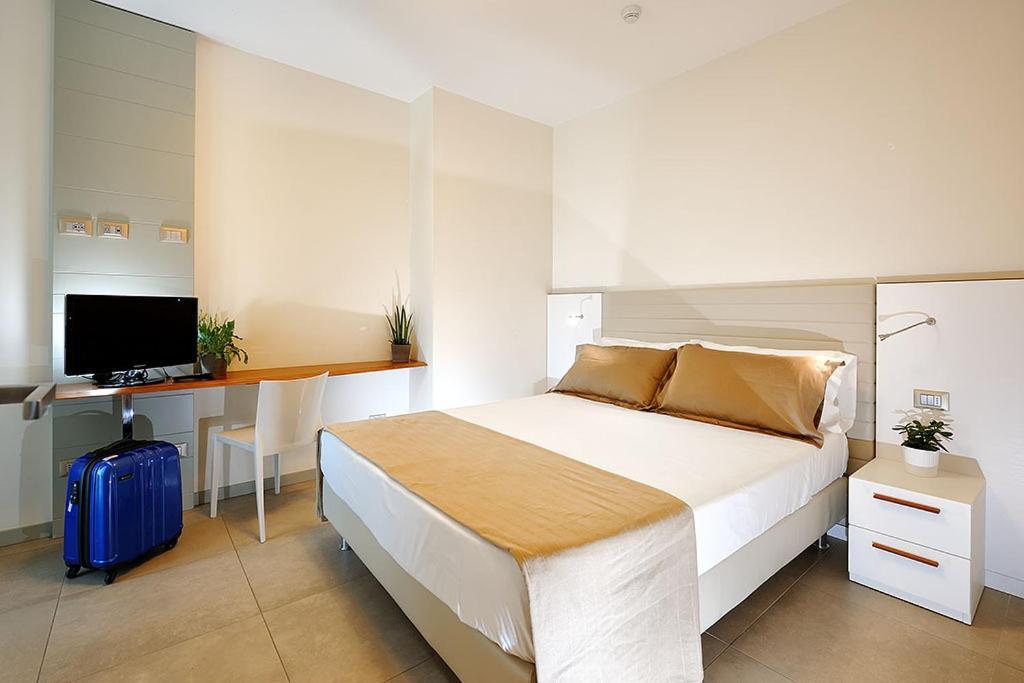 Superior One-Bedroom Apartment (2 Adults),298343256:JPEG