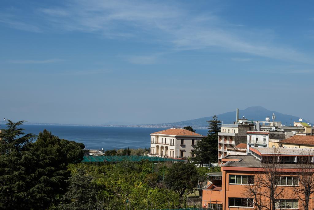 Camera Matrimoniale con Balcone e Vista Mare