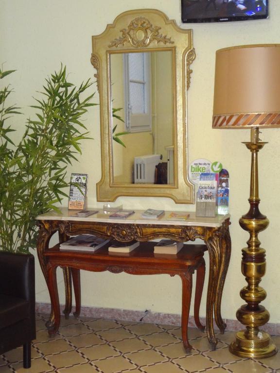 Camera Doppia con Letti Singoli e Bagno in Comune