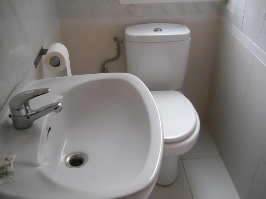 Camera Doppia con Letti Singoli e Bagno in Comune