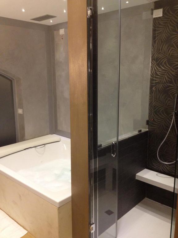 Suite with Spa Bath,110345811:JPEG